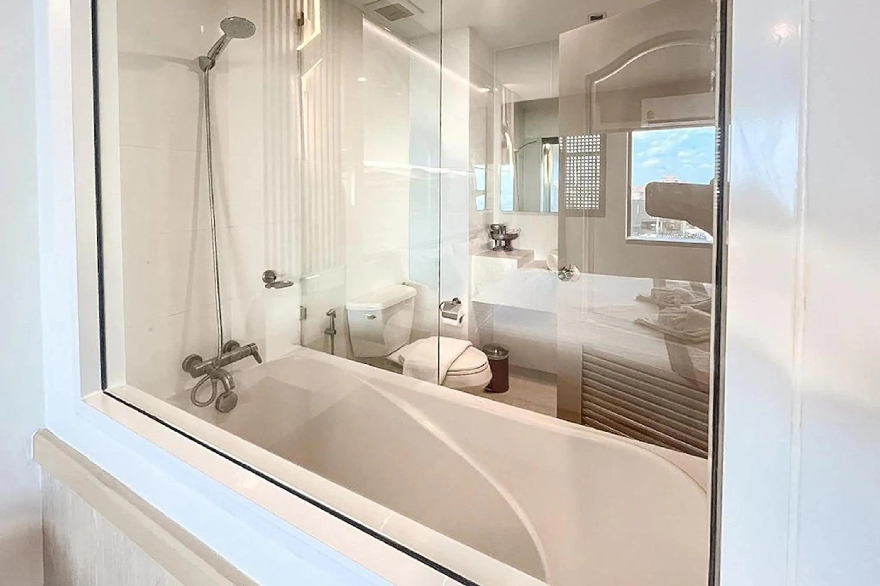 Shower in Ruean Phae Royal Park Hotel