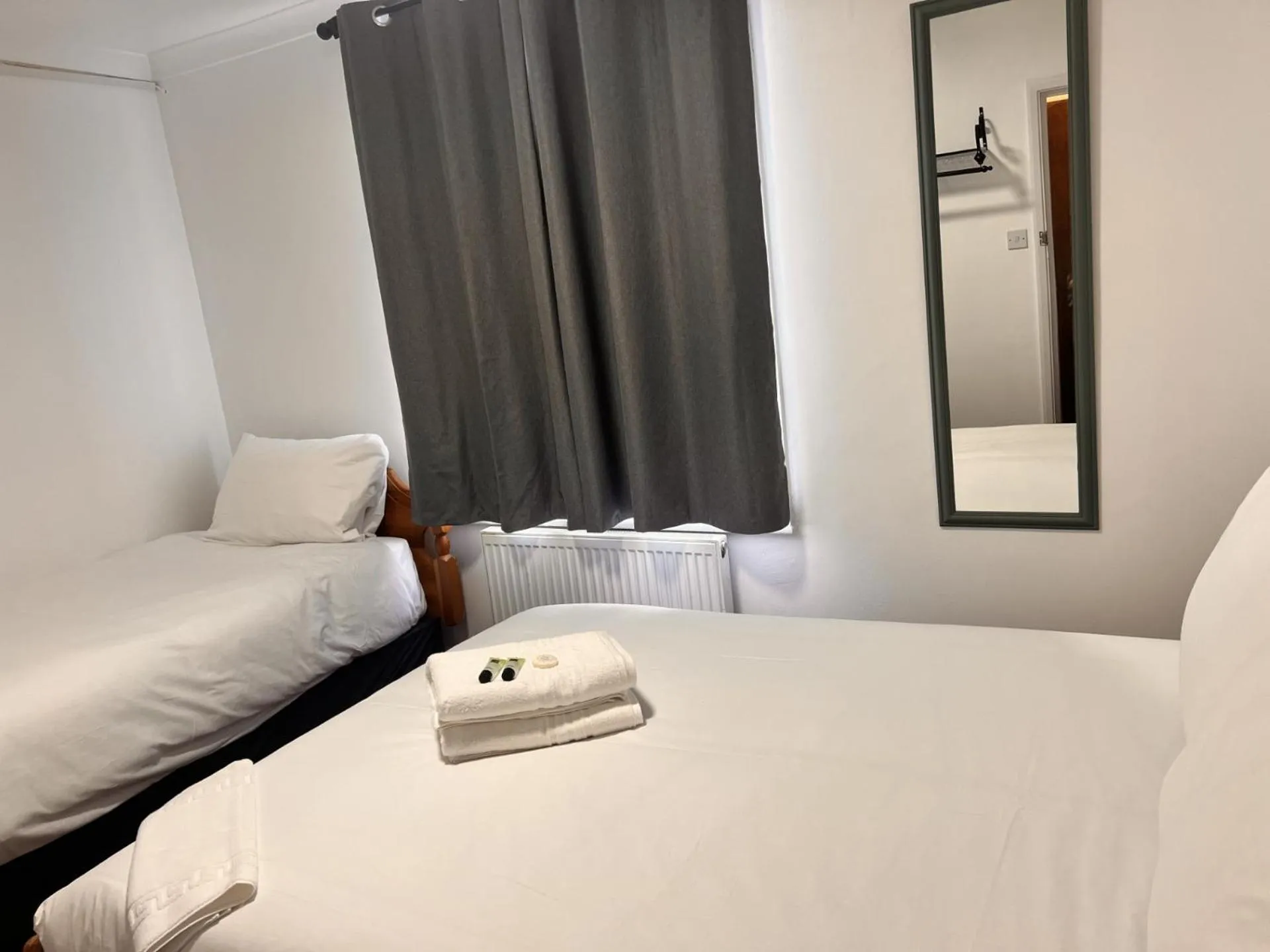 Bedroom, Bed in Romany House Hotel