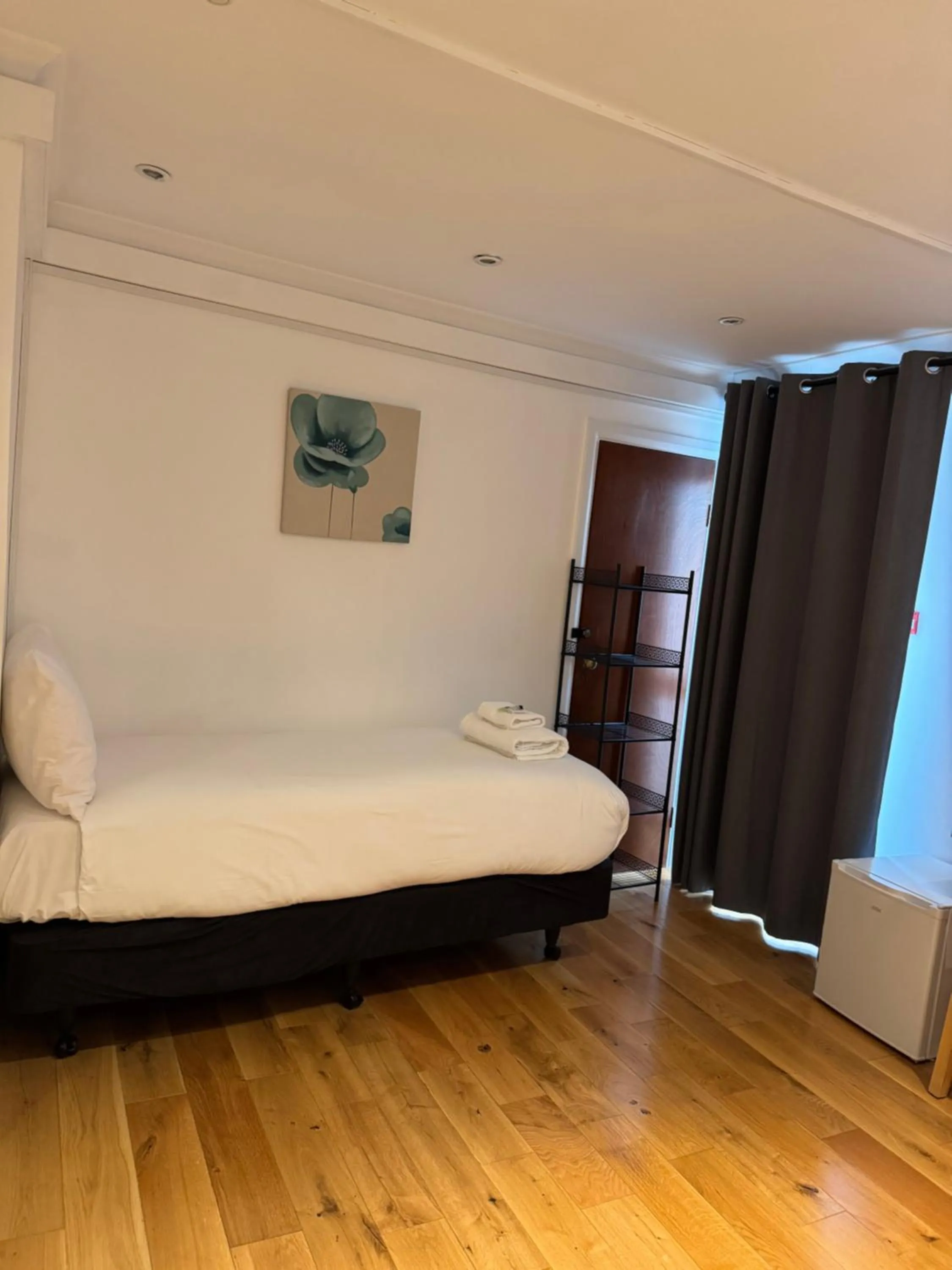 Bed in Romany House Hotel