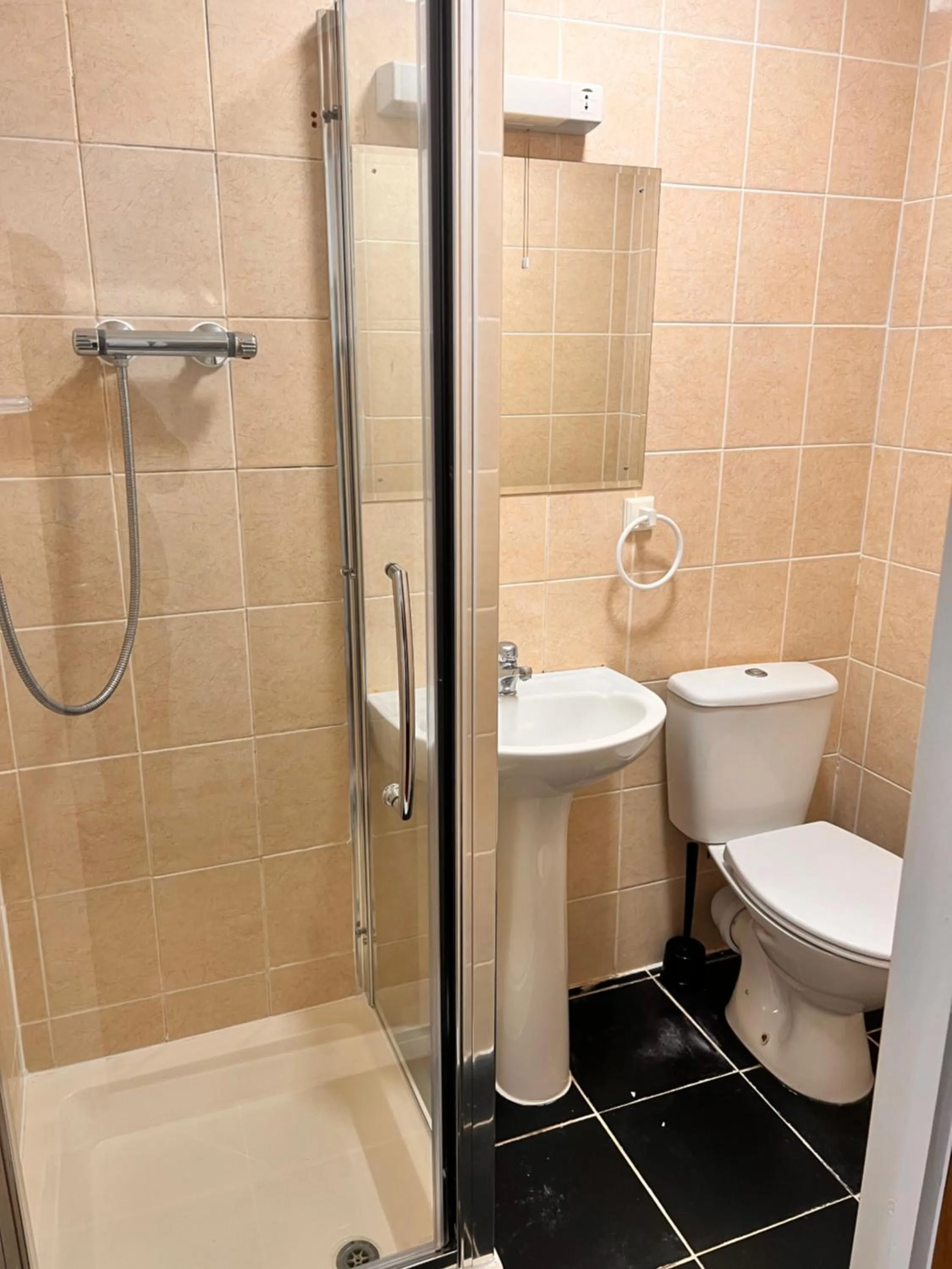 Shower in Romany House Hotel