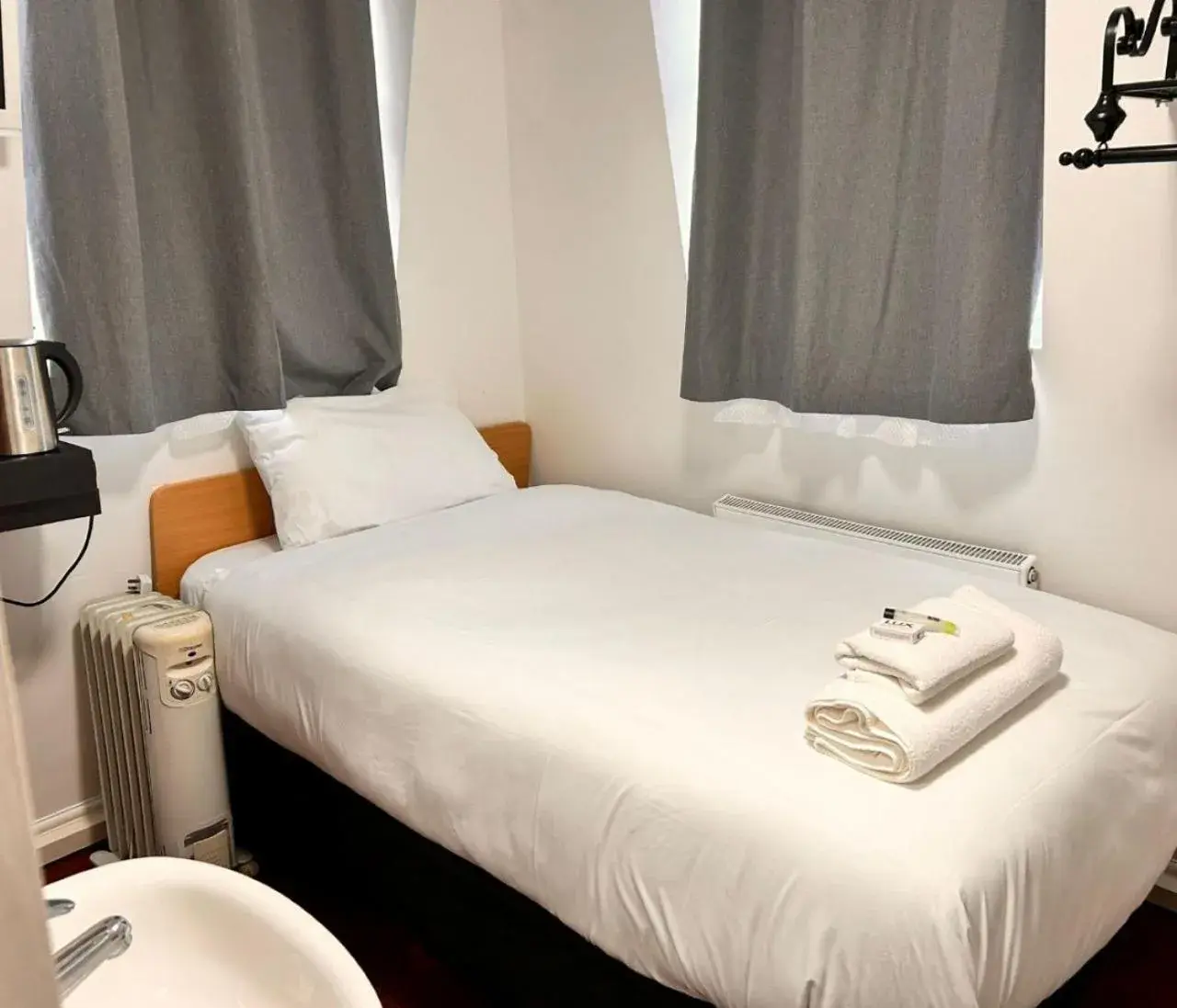 Twin Room with Bathroom in Romany House Hotel Twin Room with Bathroom in Romany House Hotel