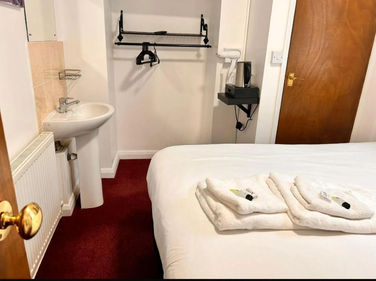 Bed in Romany House Hotel