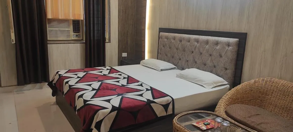 Bed in Hotel Shiv Ganga