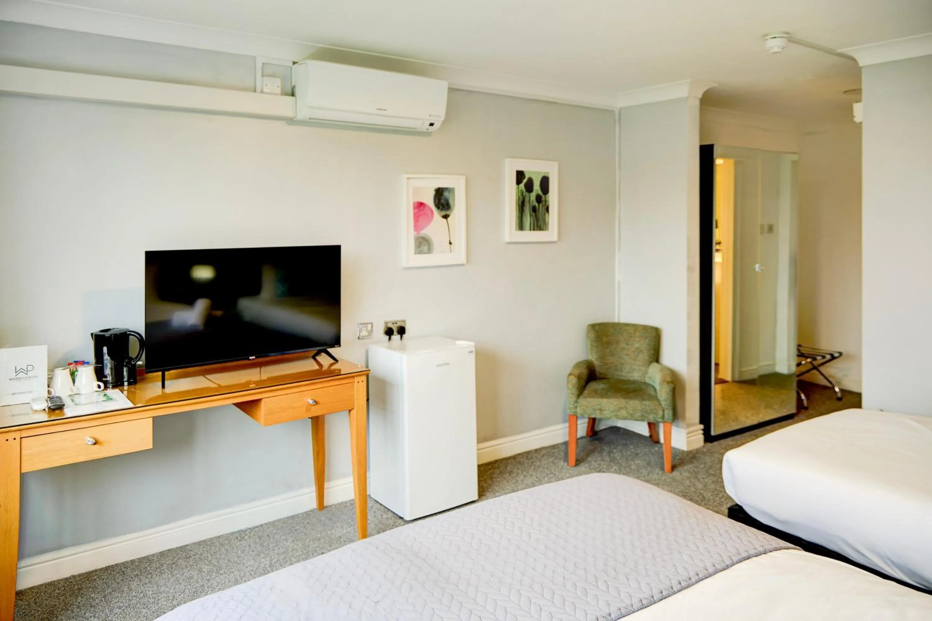 Bedroom, Bed in Warwickshire Park Hotel Kenilworth by Belvilla