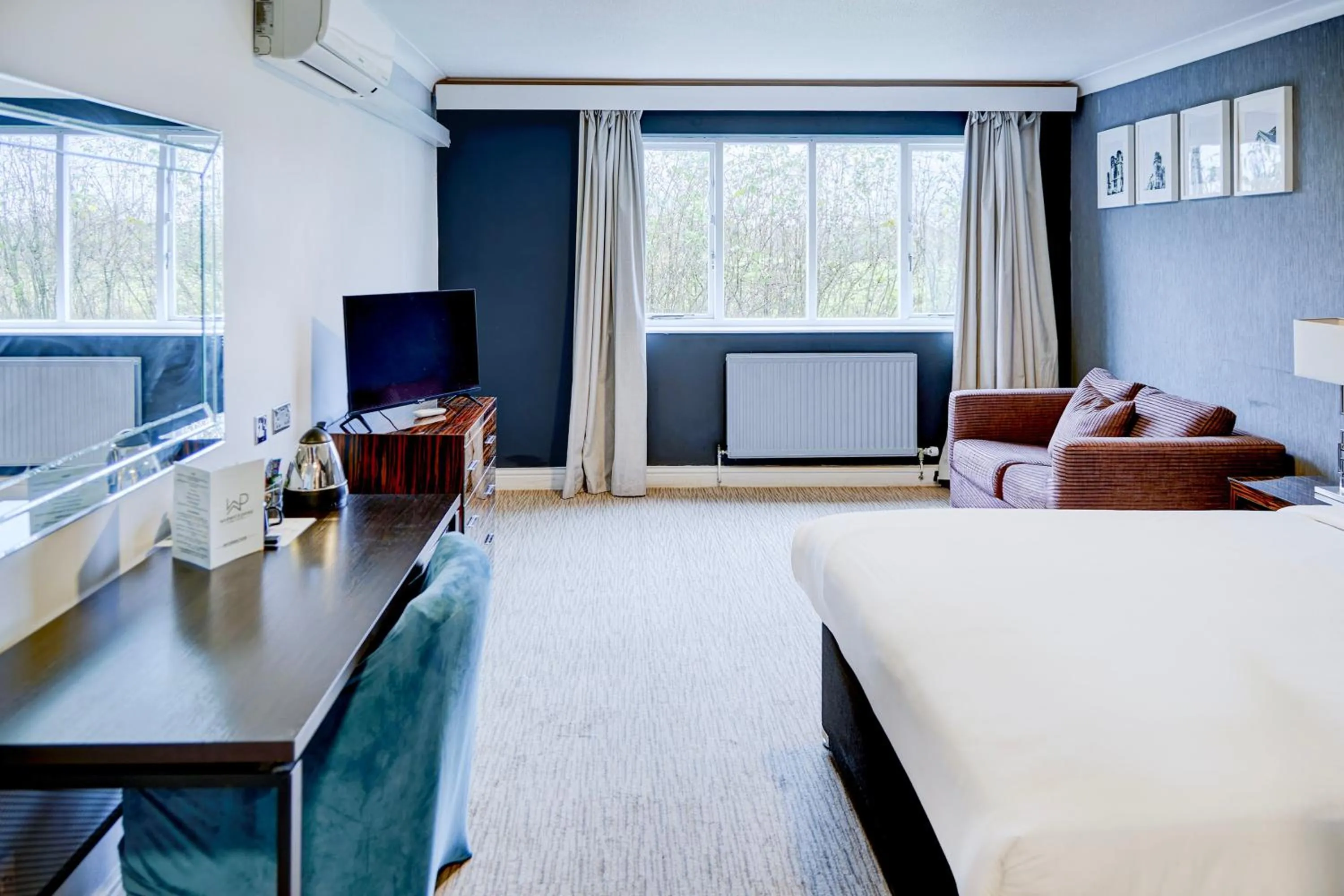 Bedroom, Bed in Warwickshire Park Hotel Kenilworth by Belvilla