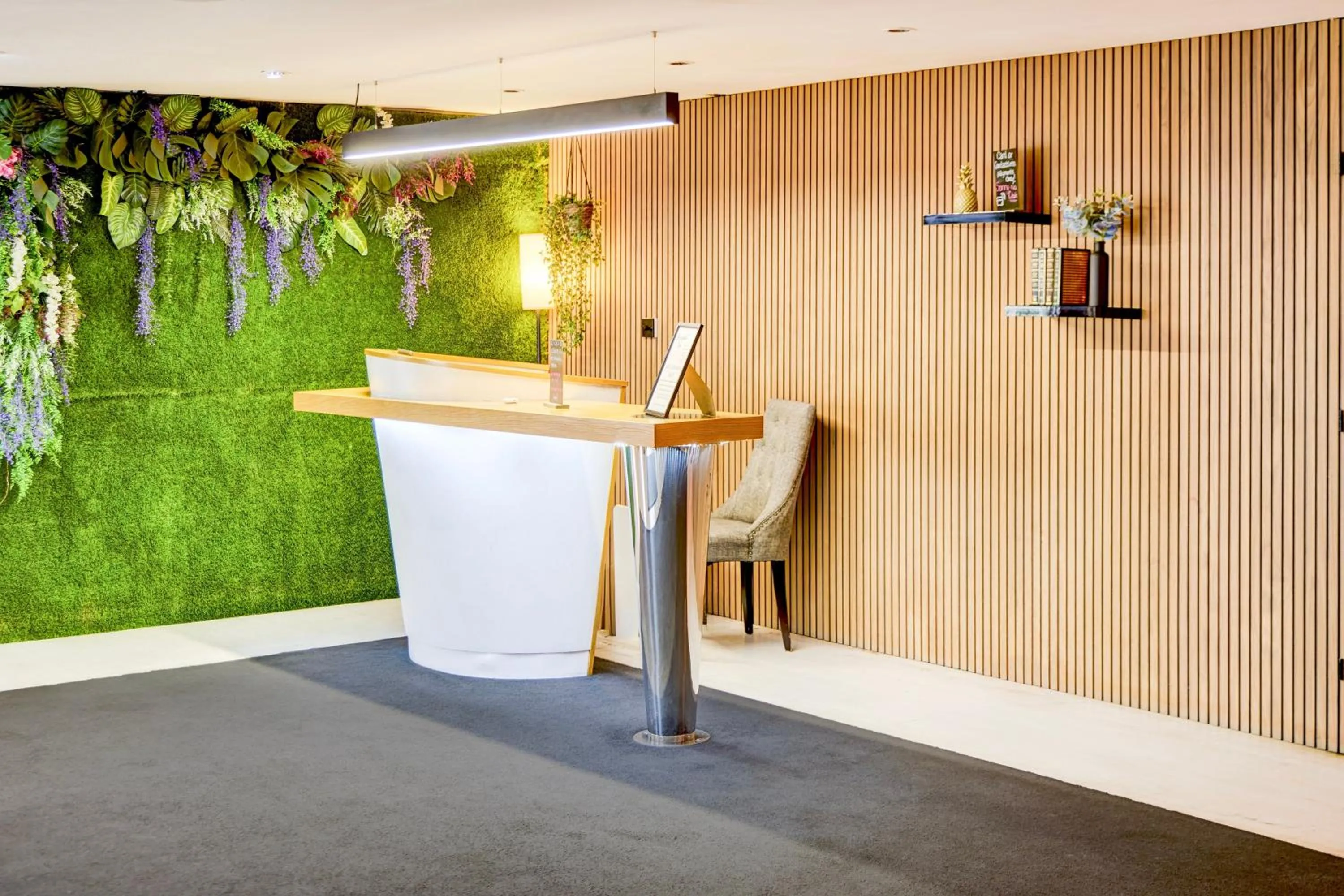 Lobby or reception in Warwickshire Park Hotel Kenilworth by Belvilla