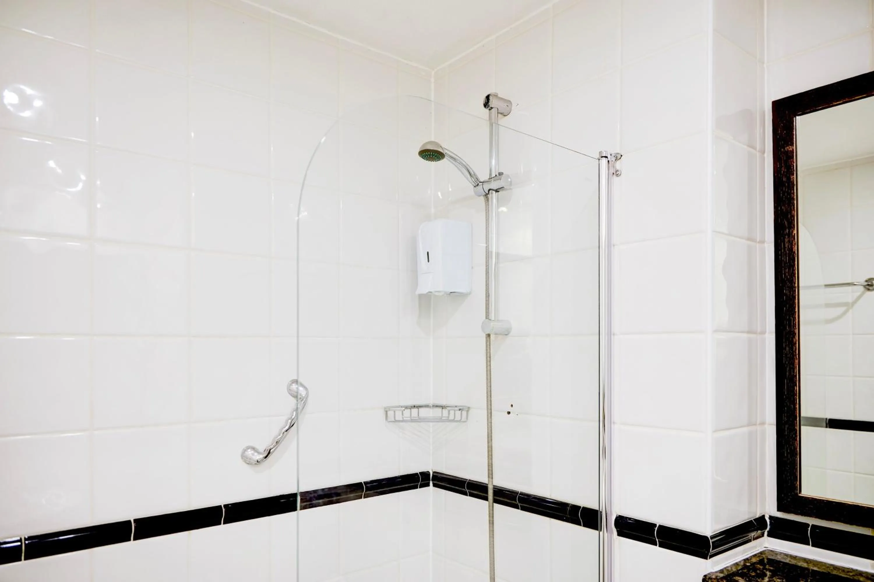 Bathroom in Warwickshire Park Hotel Kenilworth by Belvilla