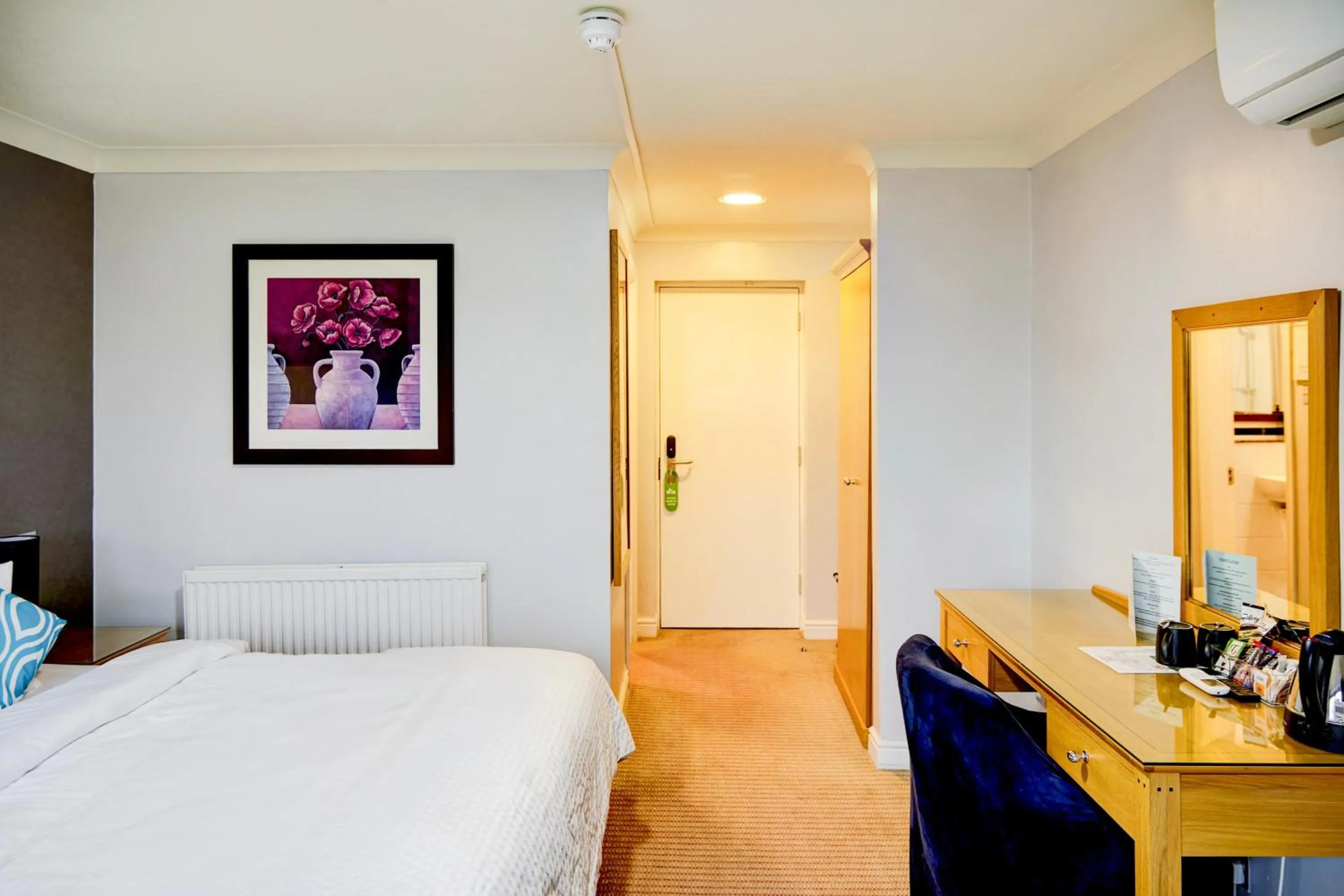 Bedroom, Bed in Warwickshire Park Hotel Kenilworth by Belvilla