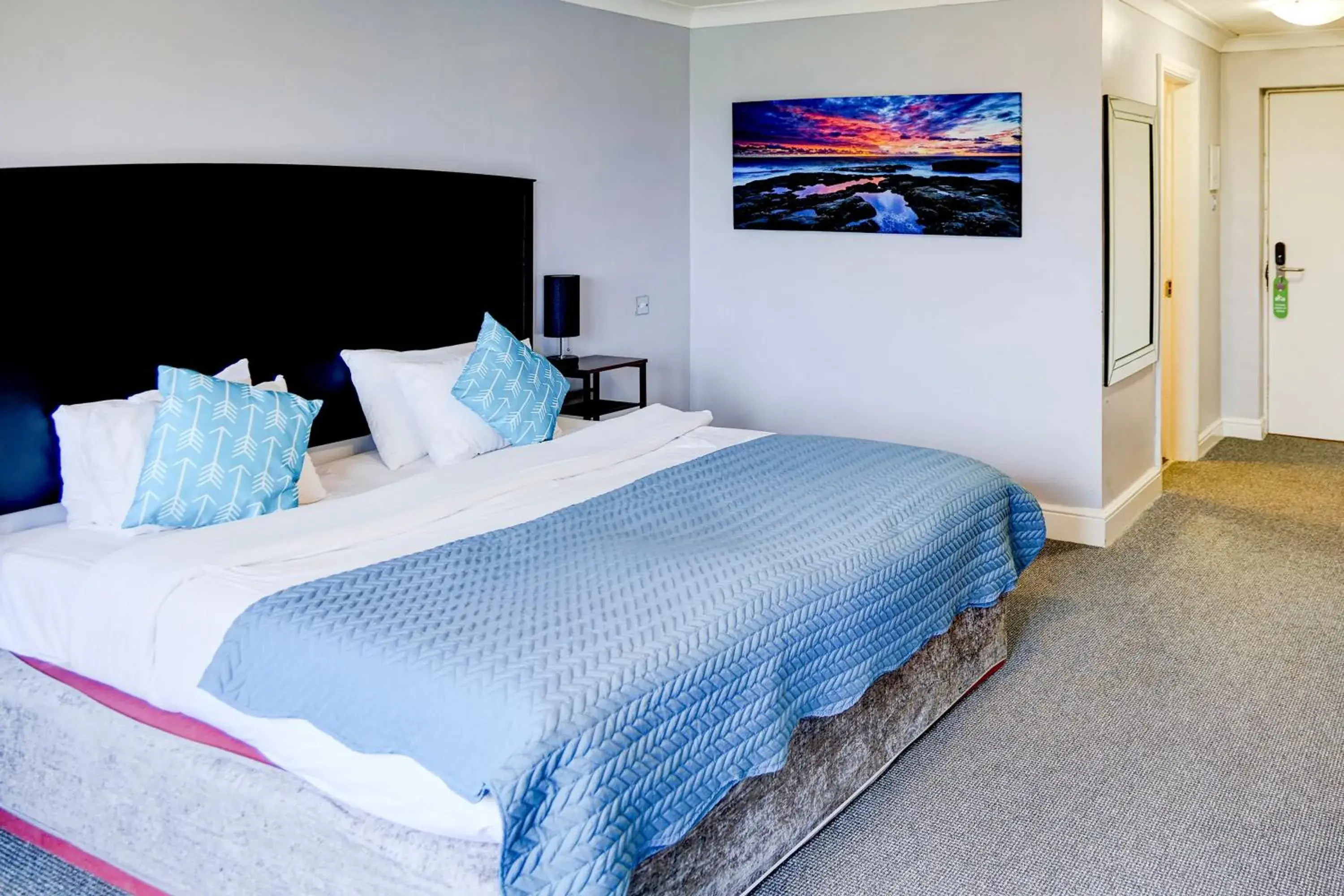 Bedroom, Bed in Warwickshire Park Hotel Kenilworth by Belvilla Bedroom, Bed in Warwickshire Park Hotel Kenilworth by Belvilla