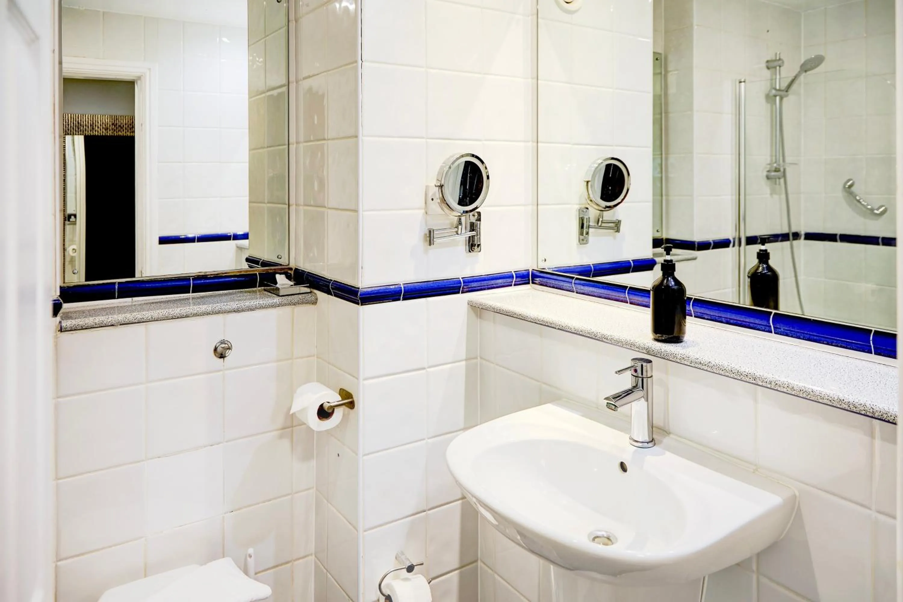 Bathroom in Warwickshire Park Hotel Kenilworth by Belvilla