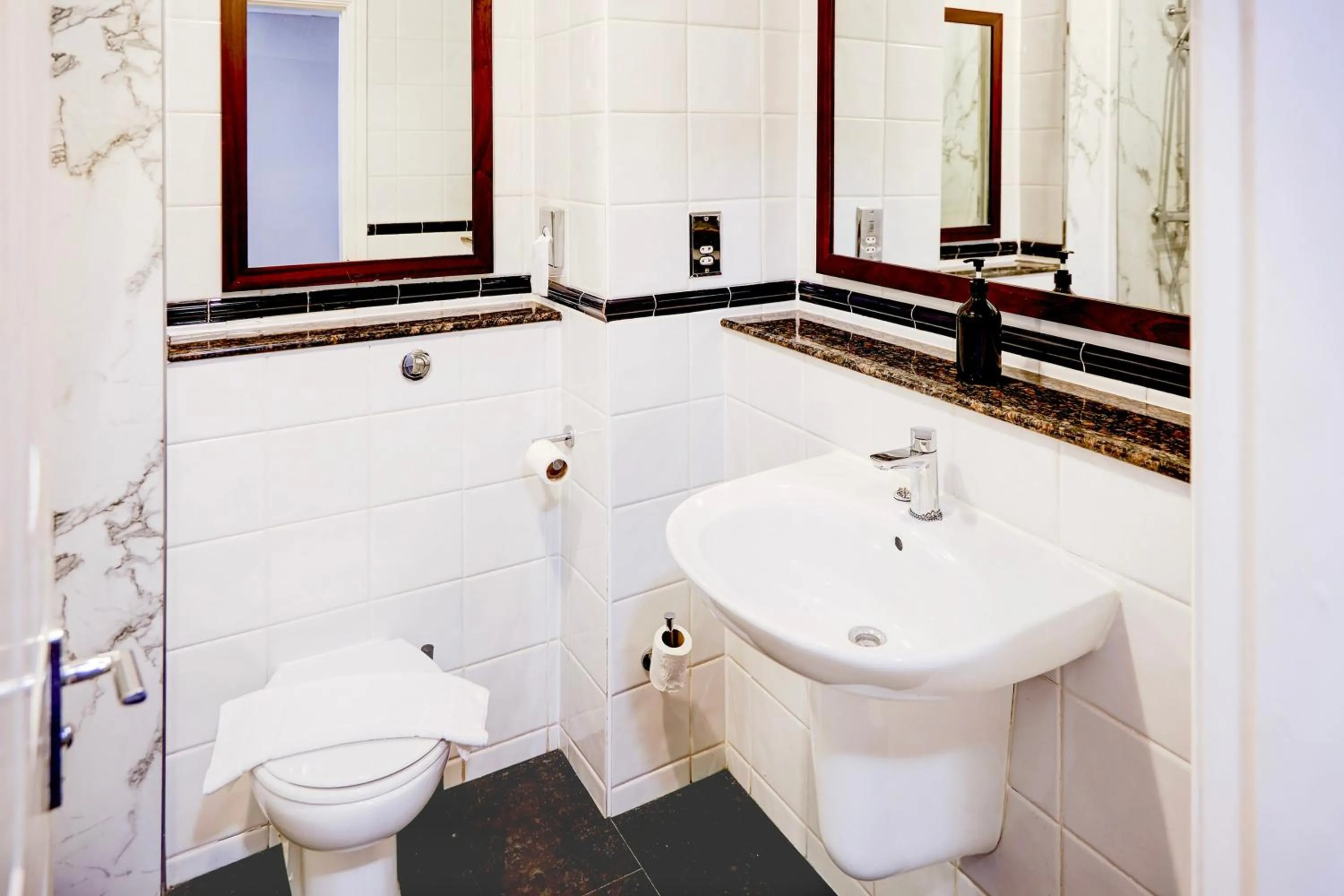 Bathroom in Warwickshire Park Hotel Kenilworth by Belvilla