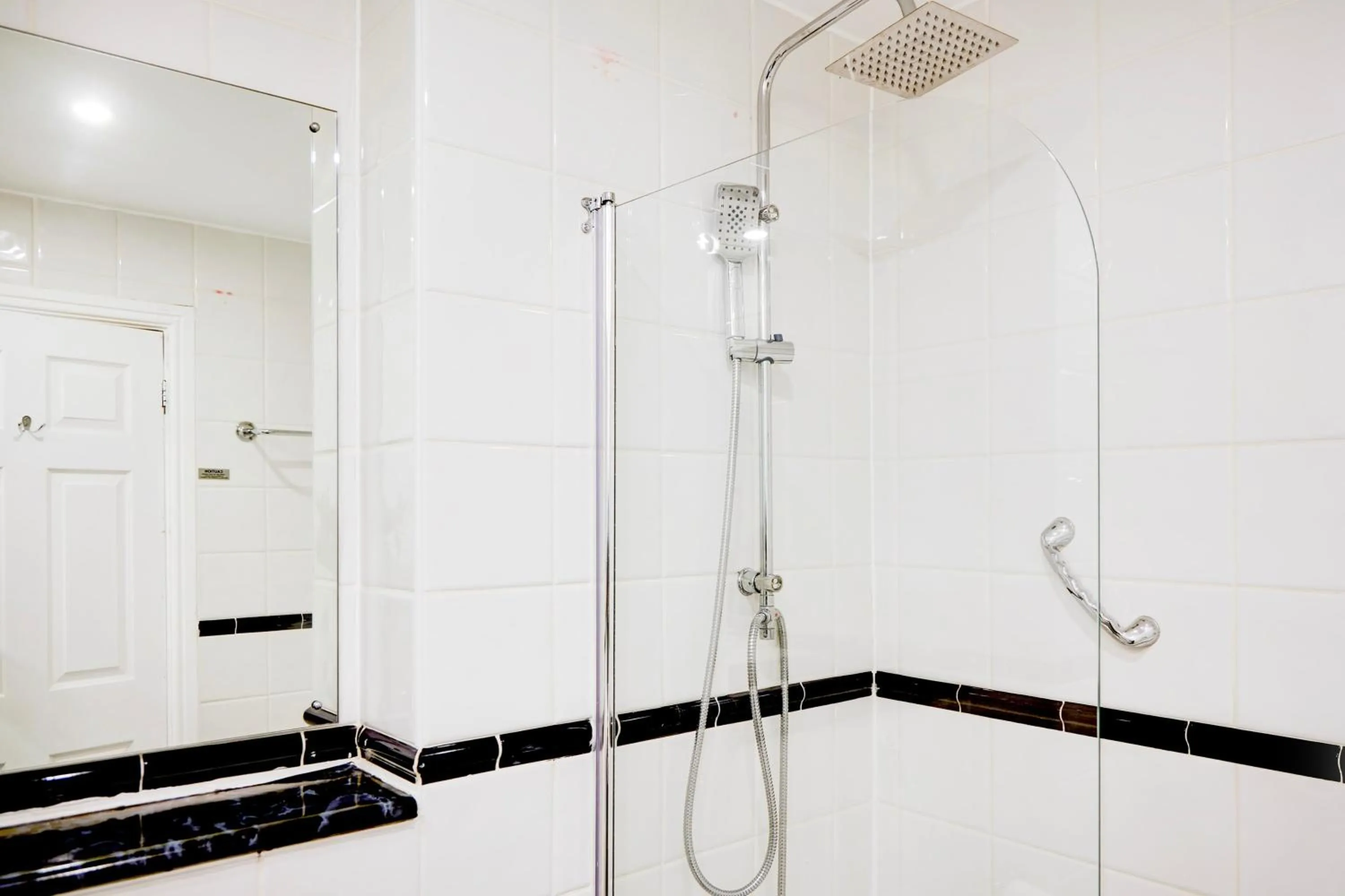 Bathroom in Warwickshire Park Hotel Kenilworth by Belvilla