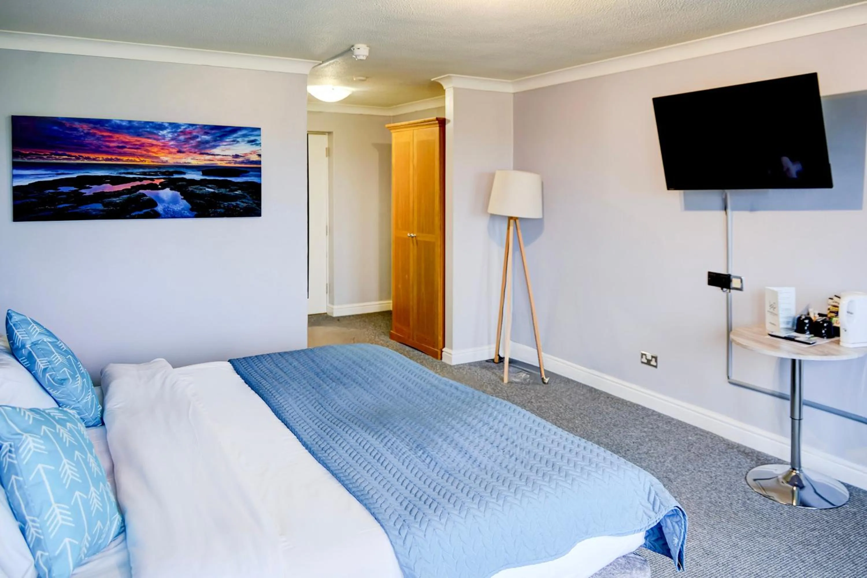 Bedroom, Bed in Warwickshire Park Hotel Kenilworth by Belvilla