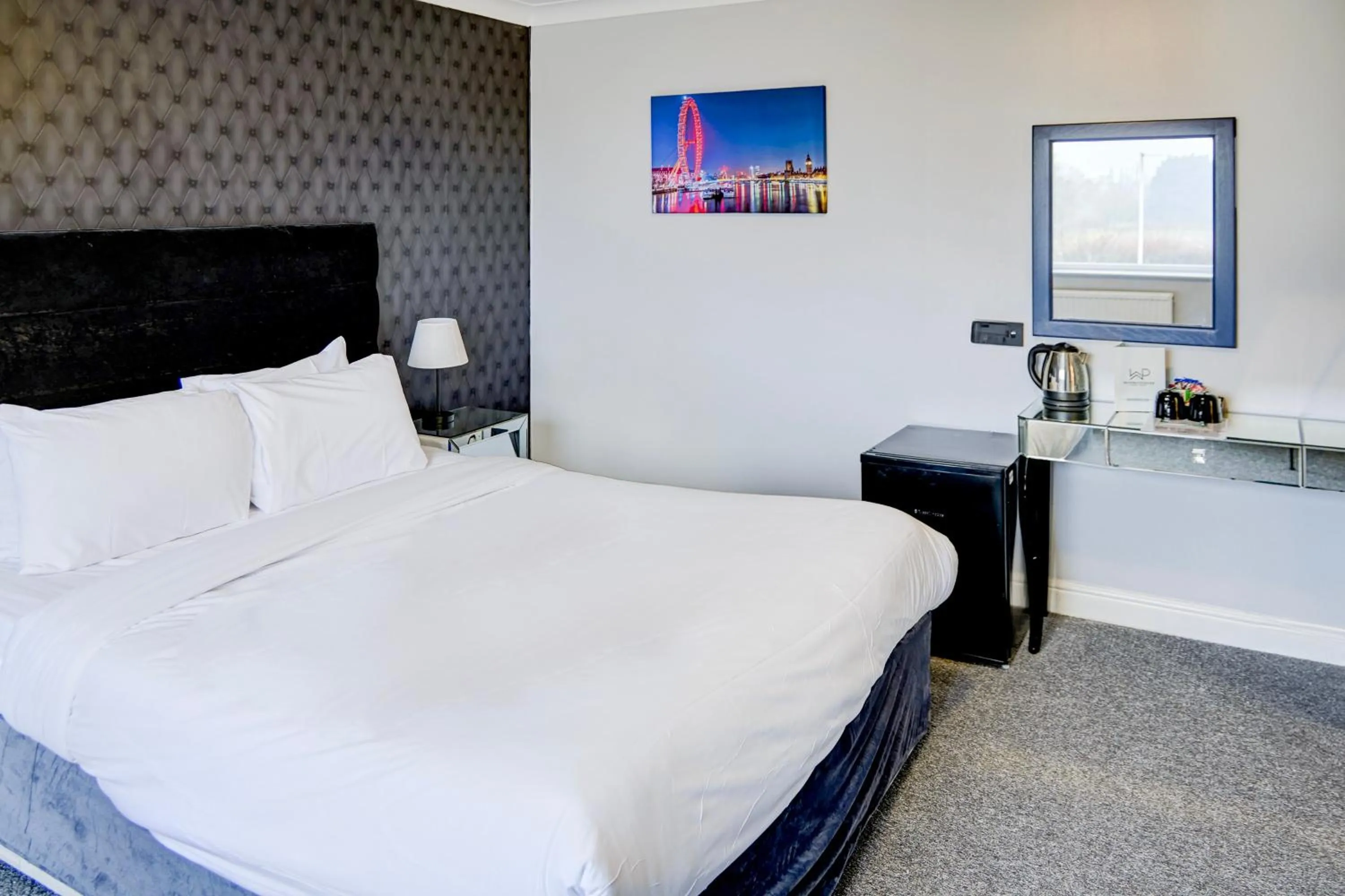 Bedroom, Bed in Warwickshire Park Hotel Kenilworth by Belvilla