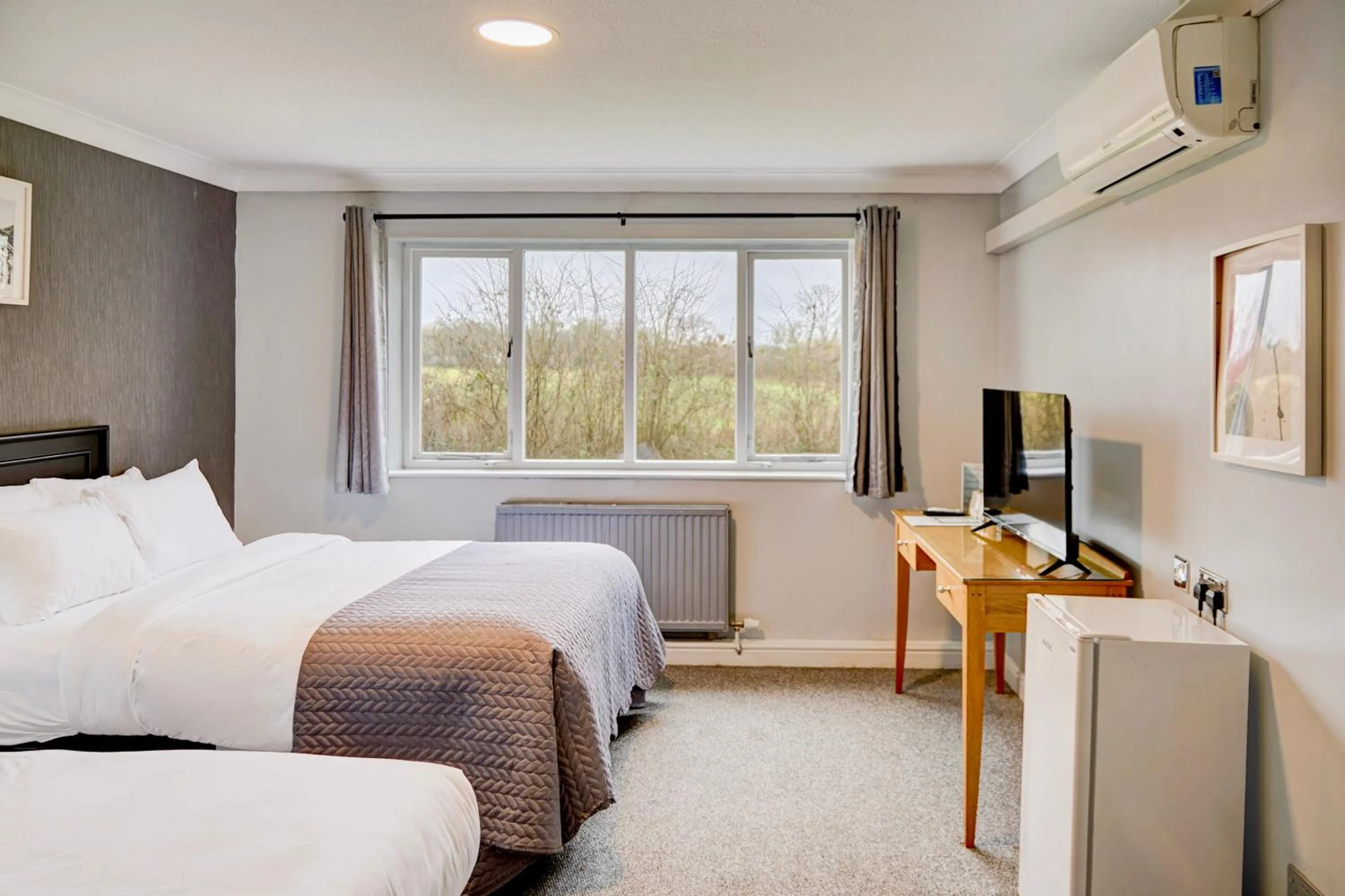 Bedroom, Bed in Warwickshire Park Hotel Kenilworth by Belvilla