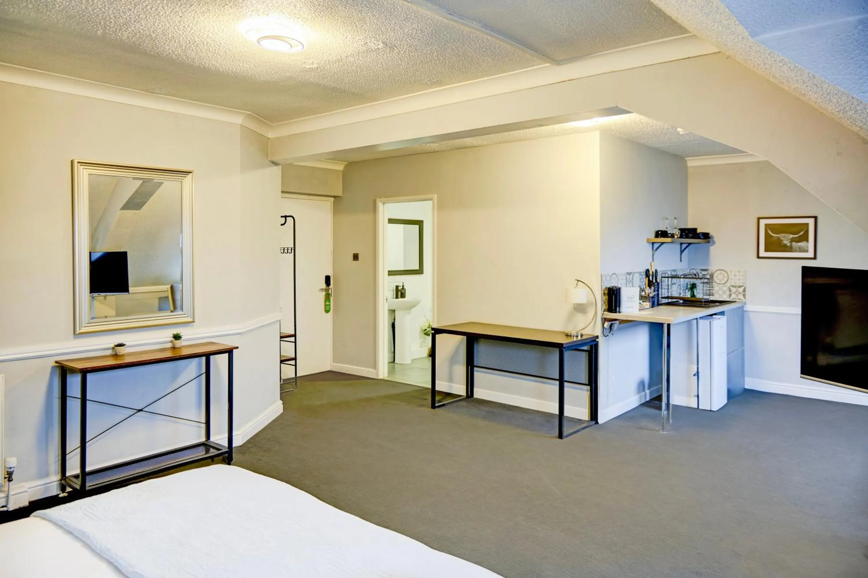 Bedroom, Bed in Warwickshire Park Hotel Kenilworth by Belvilla