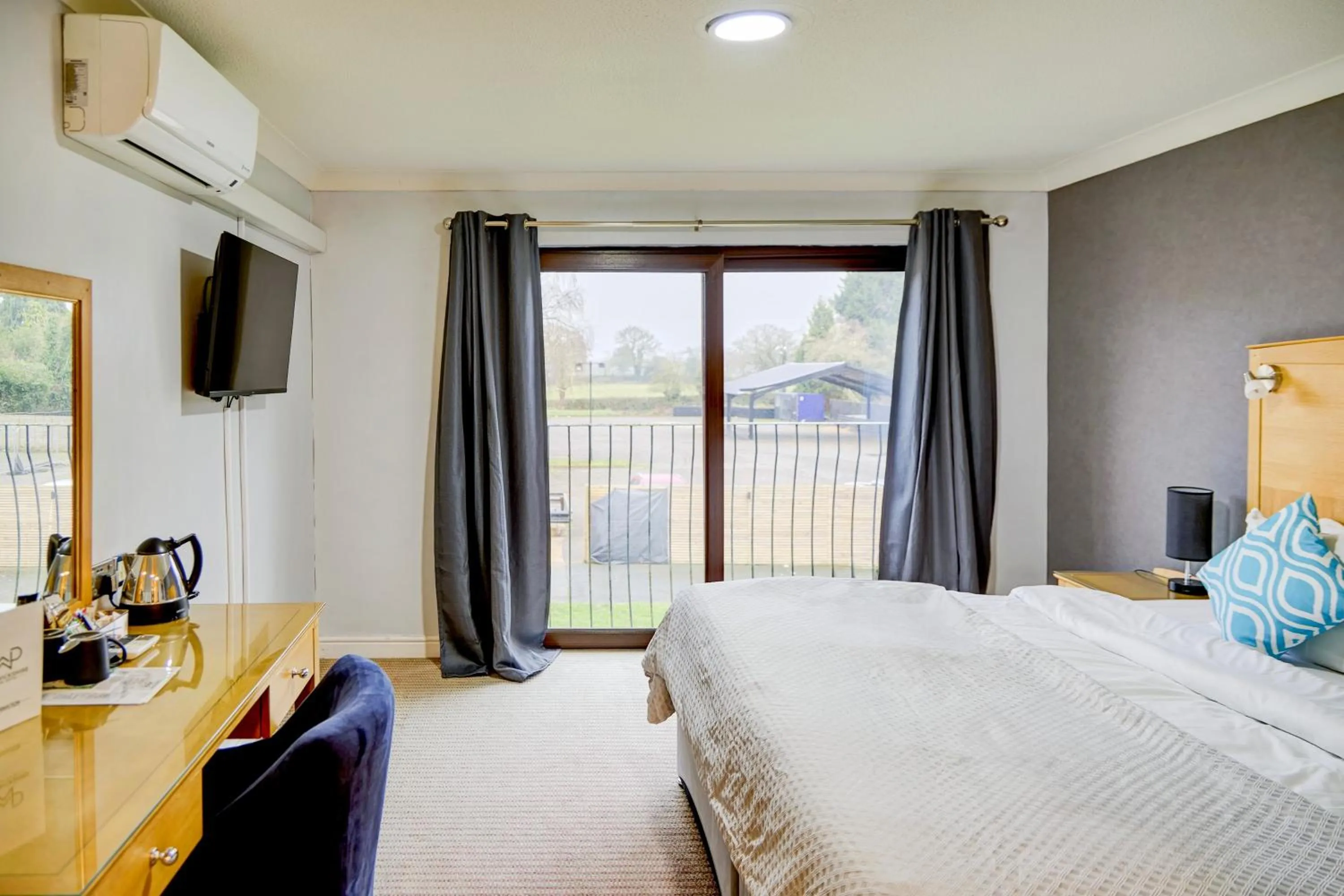 Bedroom, Bed in Warwickshire Park Hotel Kenilworth by Belvilla