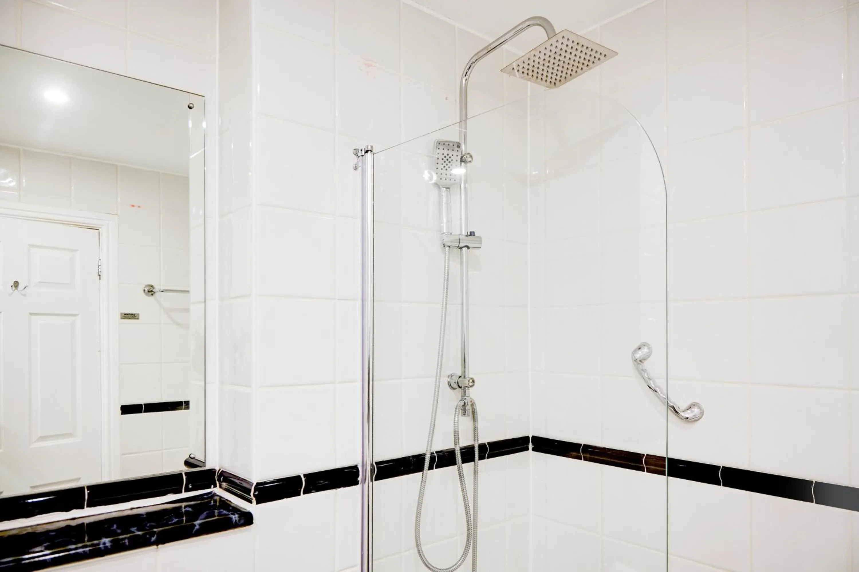 Bathroom in Warwickshire Park Hotel Kenilworth by Belvilla