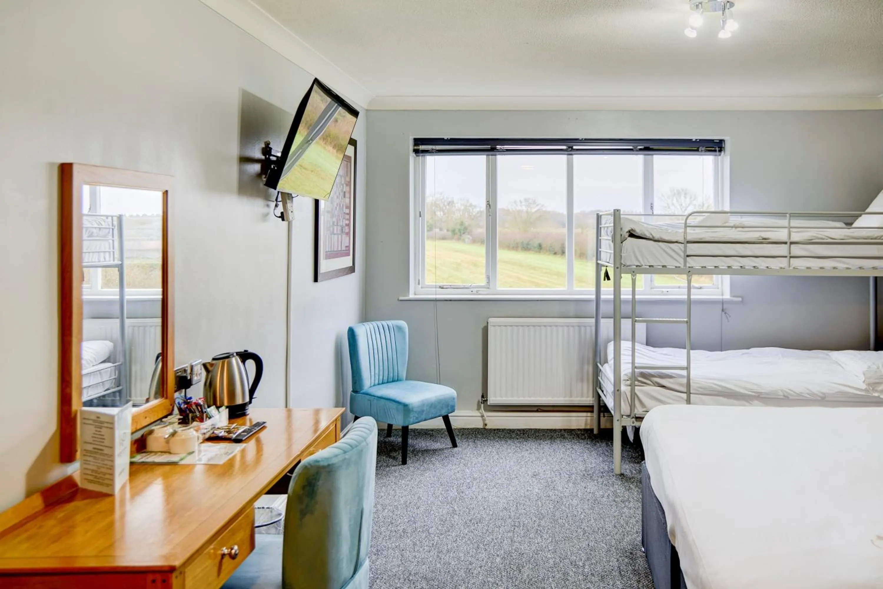 Bedroom, Bed in Warwickshire Park Hotel Kenilworth by Belvilla