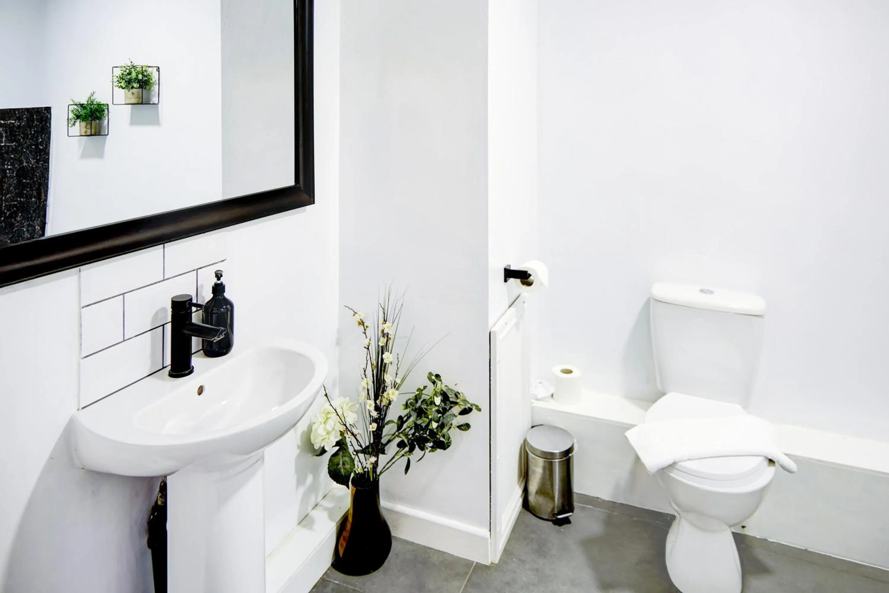 Bathroom in Warwickshire Park Hotel Kenilworth by Belvilla