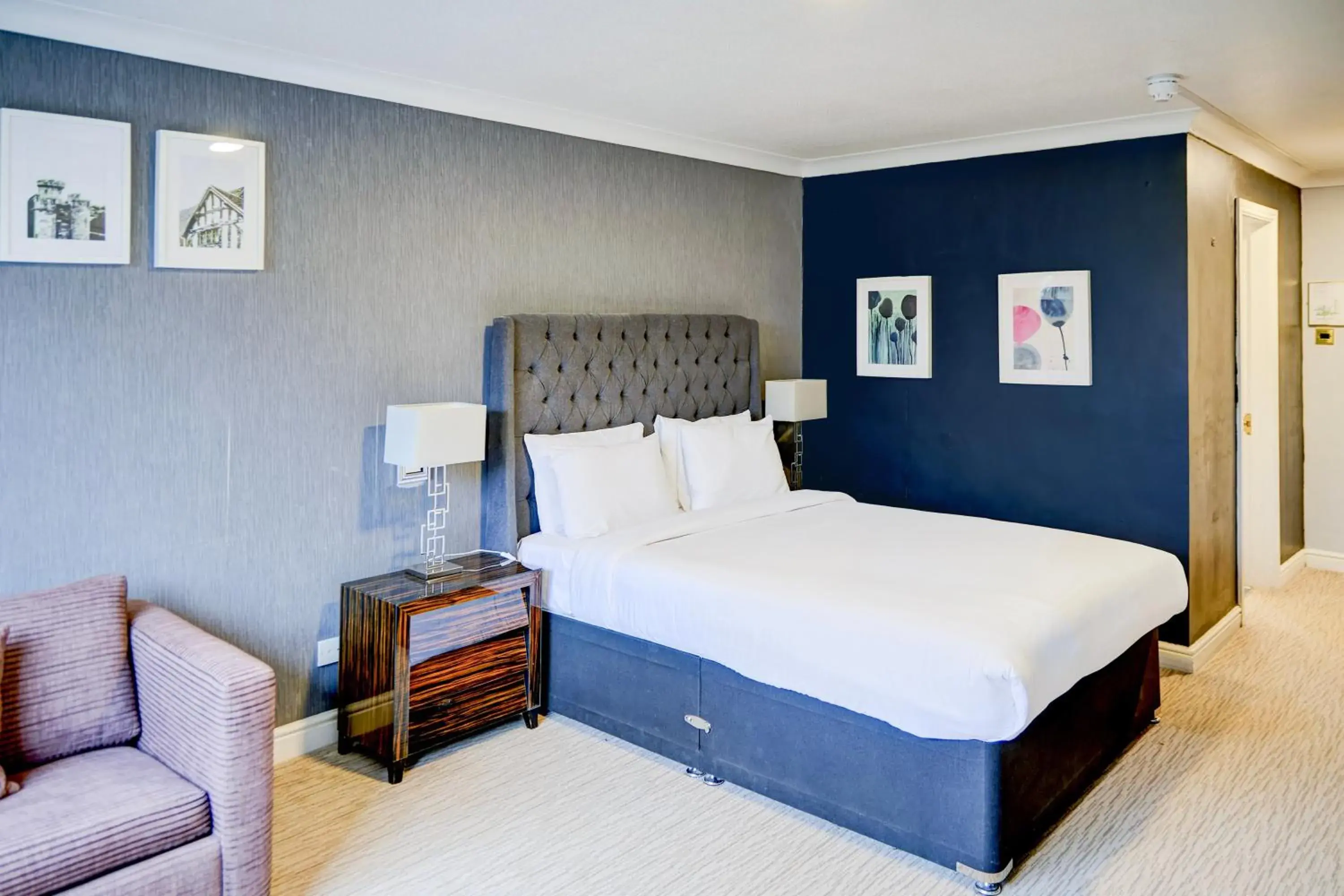 Bedroom, Bed in Warwickshire Park Hotel Kenilworth by Belvilla Bedroom, Bed in Warwickshire Park Hotel Kenilworth by Belvilla