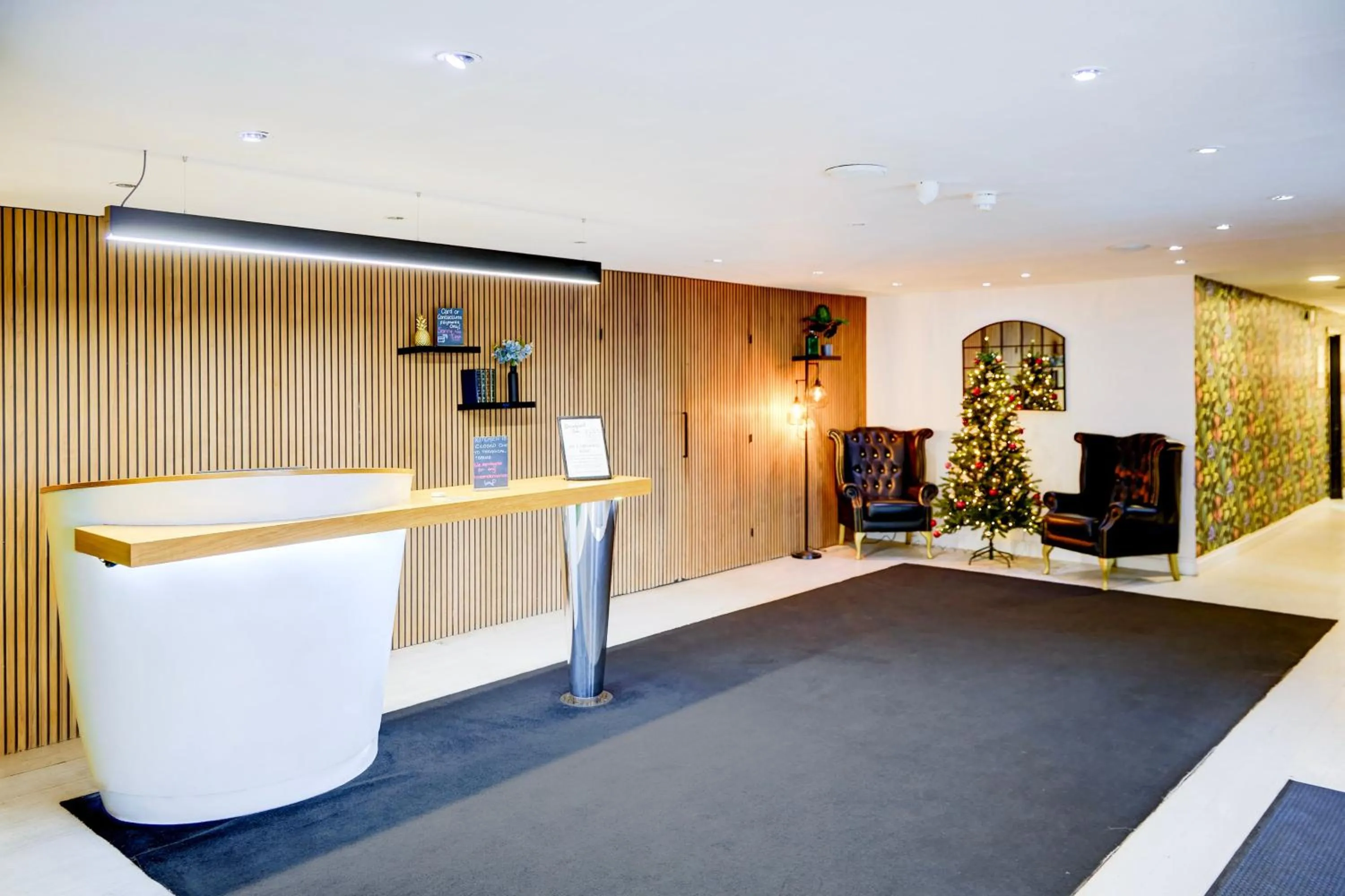 Lobby or reception in Warwickshire Park Hotel Kenilworth by Belvilla