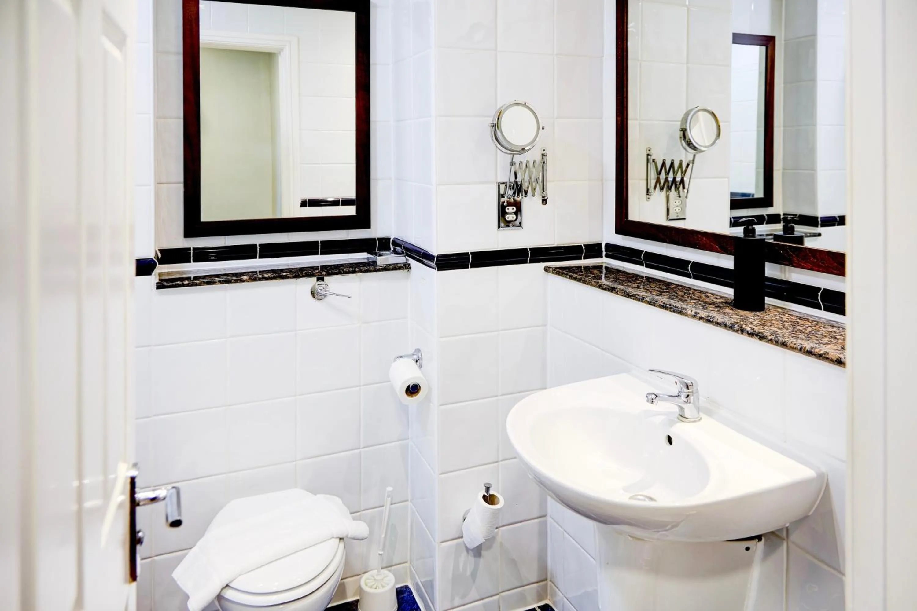 Bathroom in Warwickshire Park Hotel Kenilworth by Belvilla