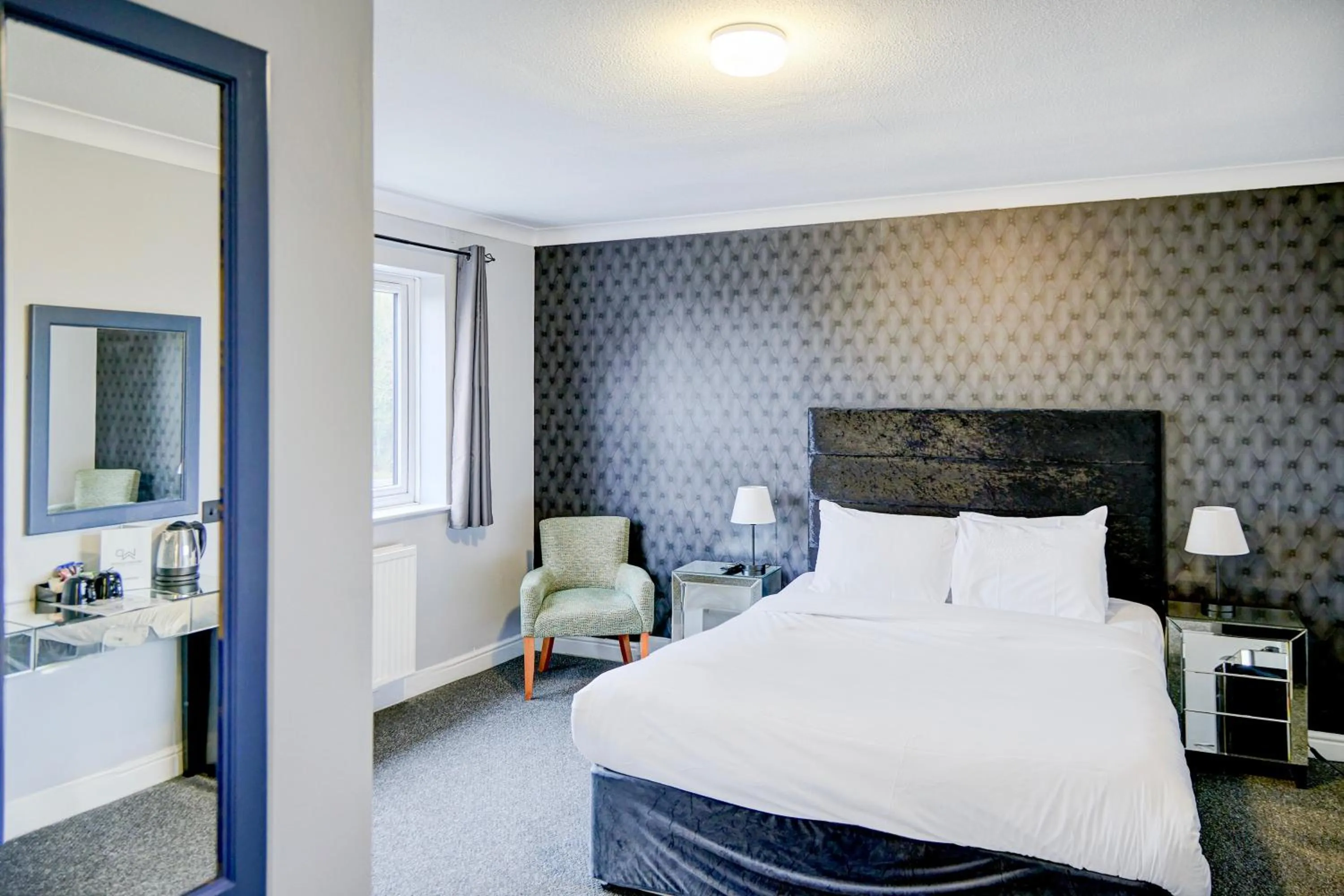 Bedroom, Bed in Warwickshire Park Hotel Kenilworth by Belvilla