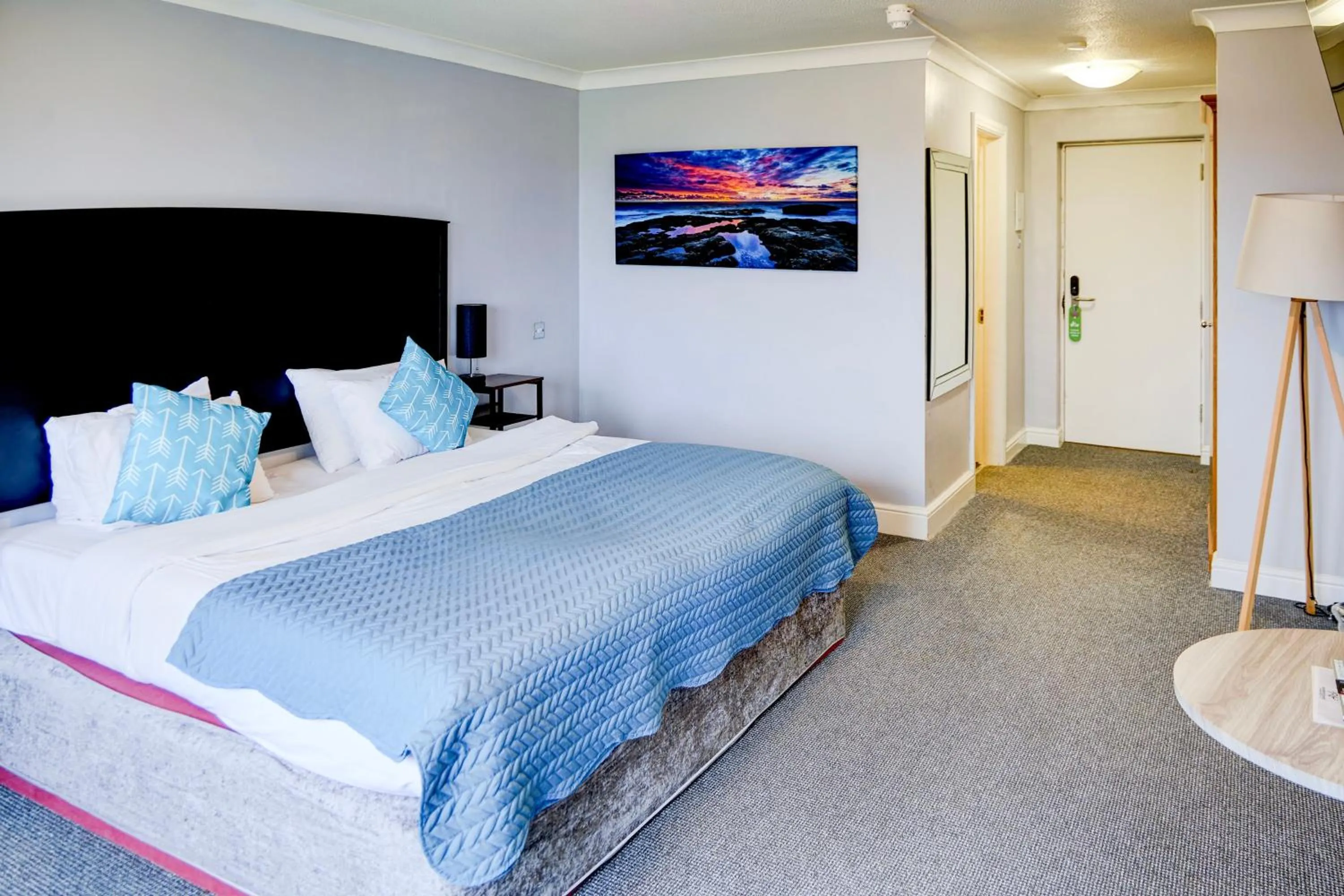 Bedroom, Bed in Warwickshire Park Hotel Kenilworth by Belvilla