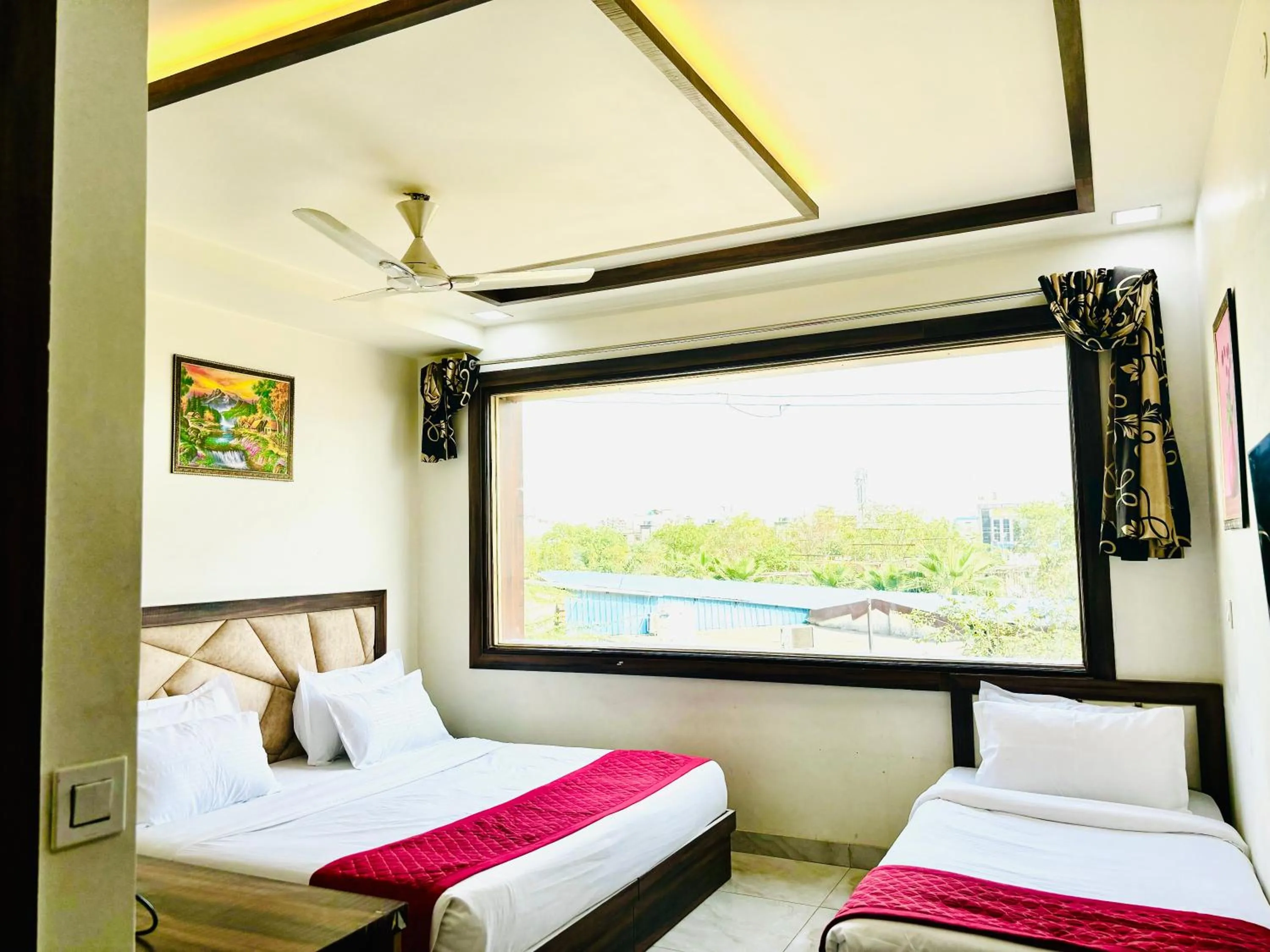 Bed in The Crown Hotel Agra near Taj Mahal & Restaurant