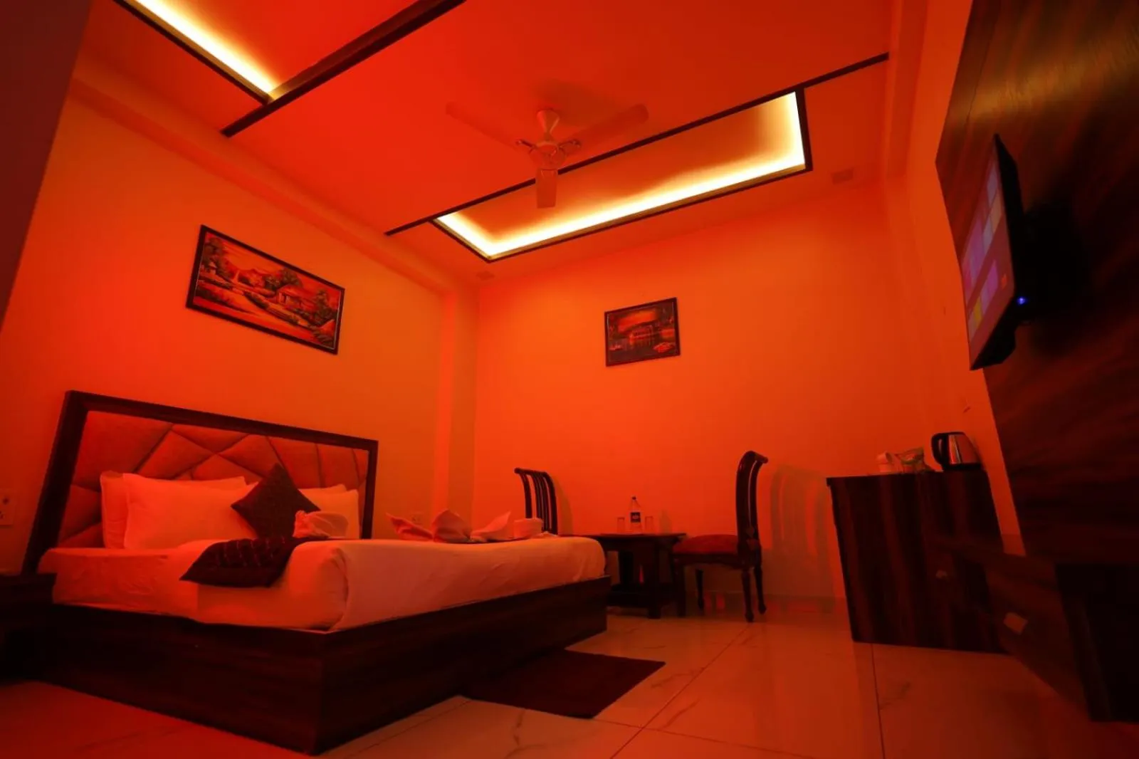 Bed in The Crown Hotel Agra near Taj Mahal & Restaurant