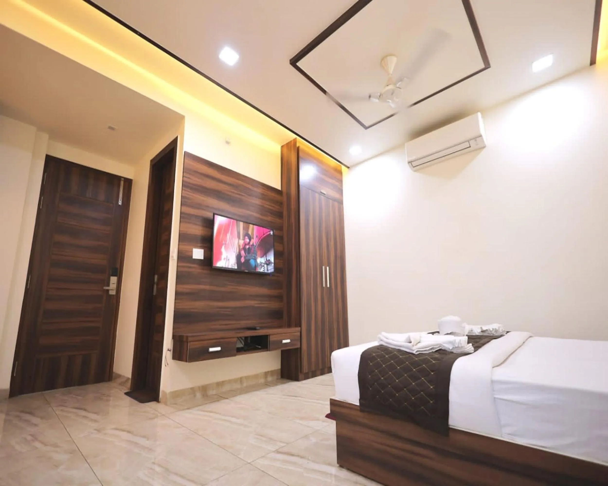 Bed in The Crown Hotel Agra near Taj Mahal & Restaurant