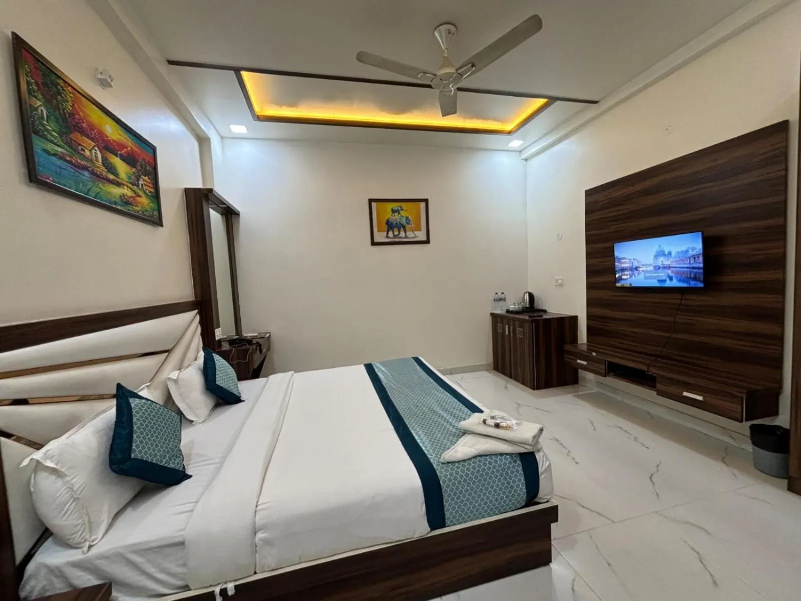 Bedroom, Bed in The Crown Hotel Agra near Taj Mahal & Restaurant