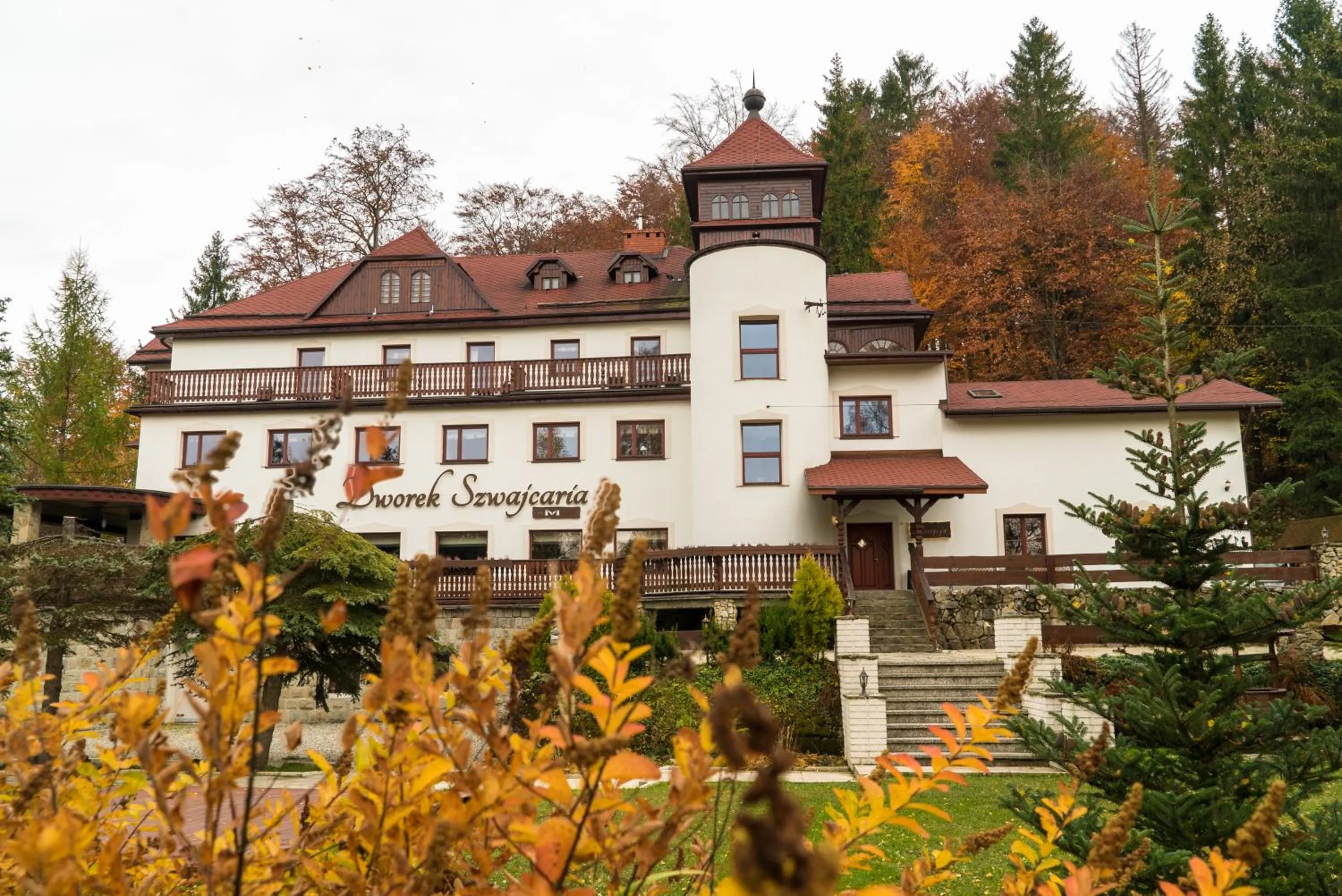Facade/entrance in Dworek Szwajcaria