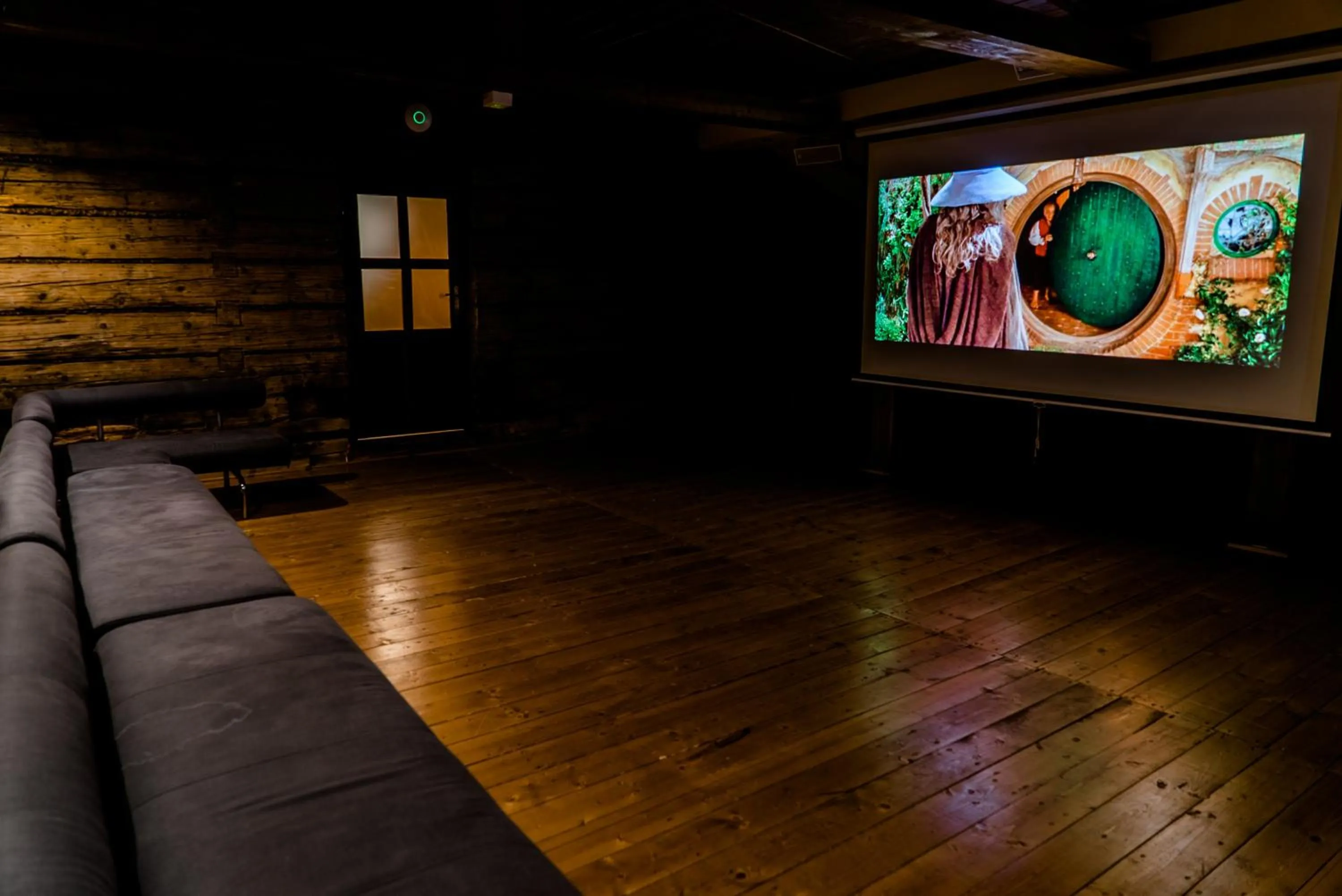 Communal lounge/ TV room in Dworek Szwajcaria