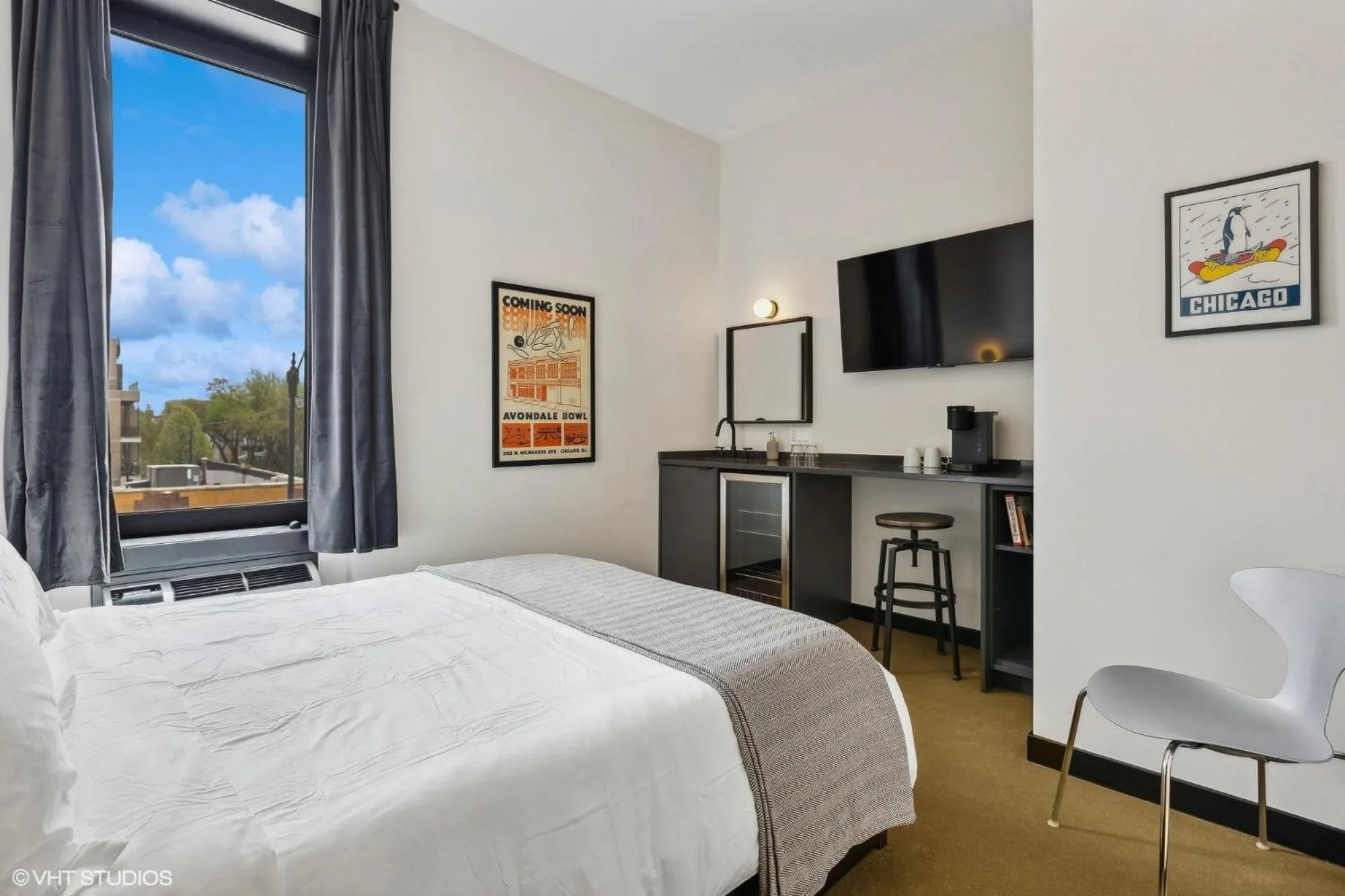Photo of the whole room, Bed in Logan Square SRO Hotel