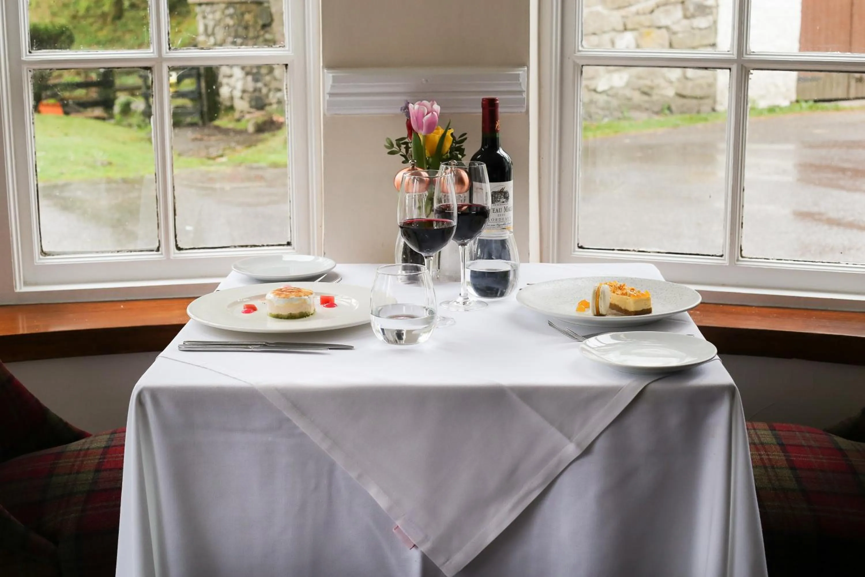 Restaurant/places to eat in Two Bridges Hotel