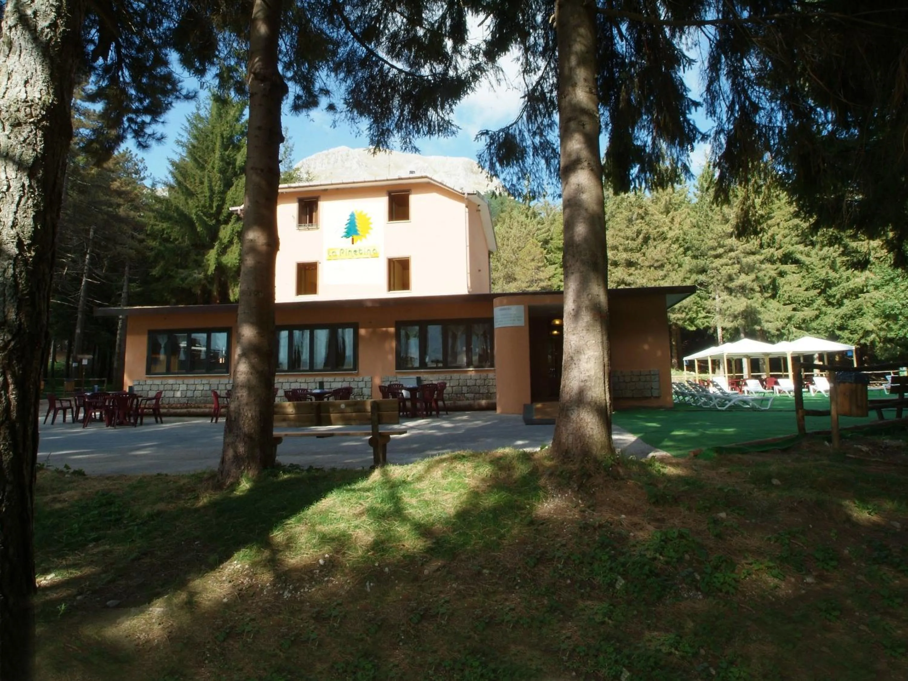 Facade/entrance in La Pinetina