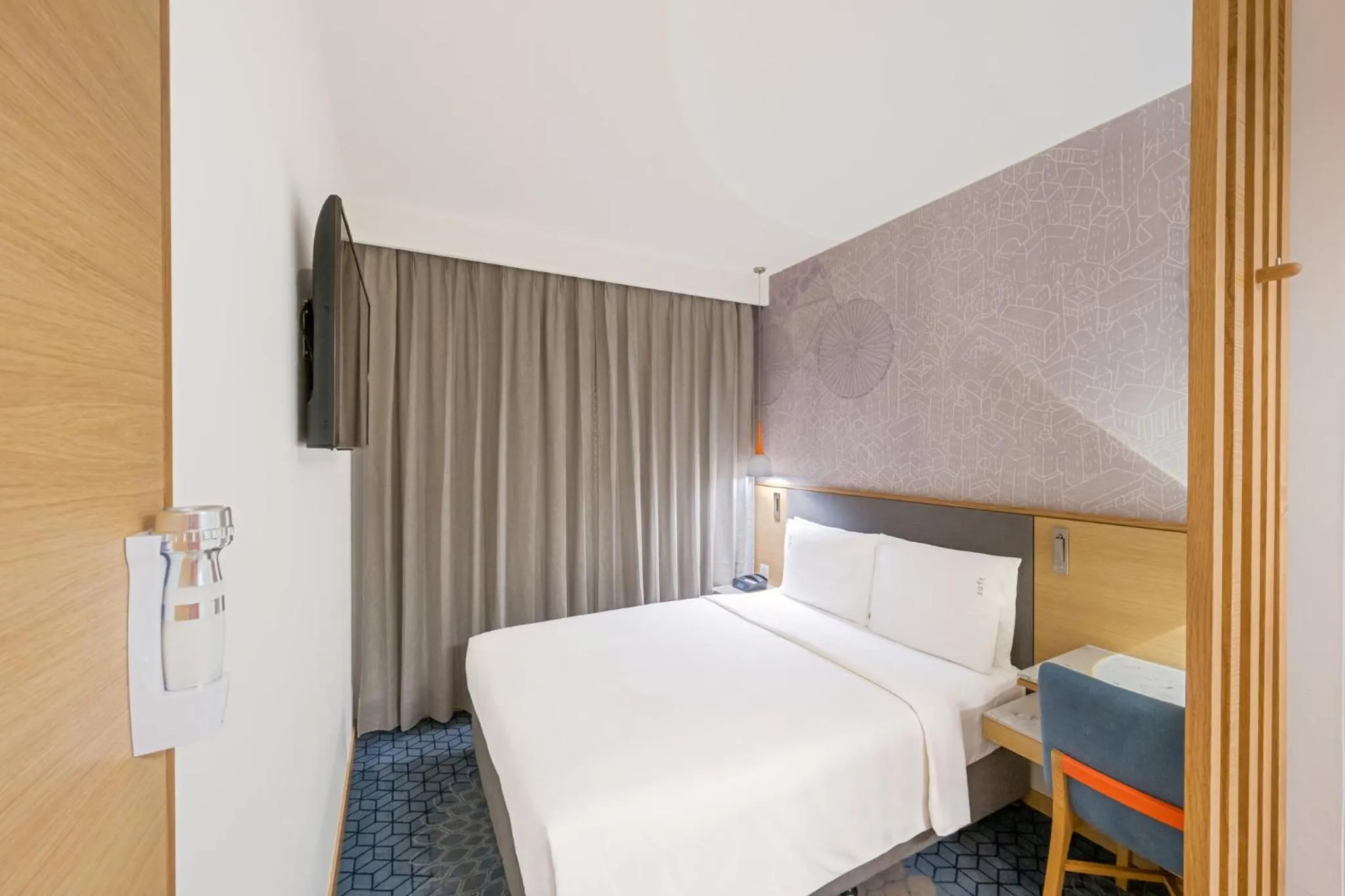 Photo of the whole room, Bed in Holiday Inn Express Gurugram Sector 50 by IHG