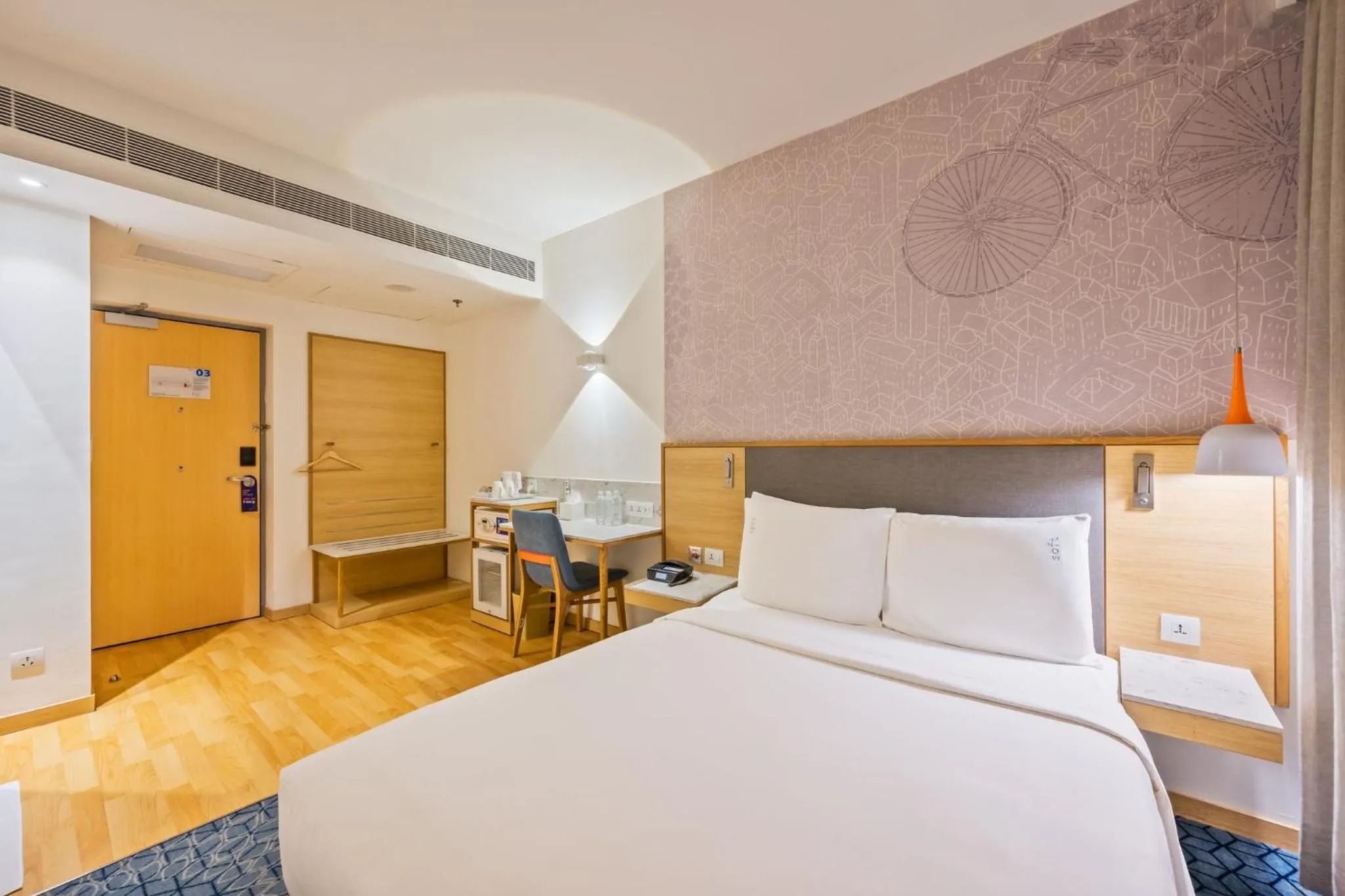 Photo of the whole room, Bed in Holiday Inn Express Gurugram Sector 50 by IHG