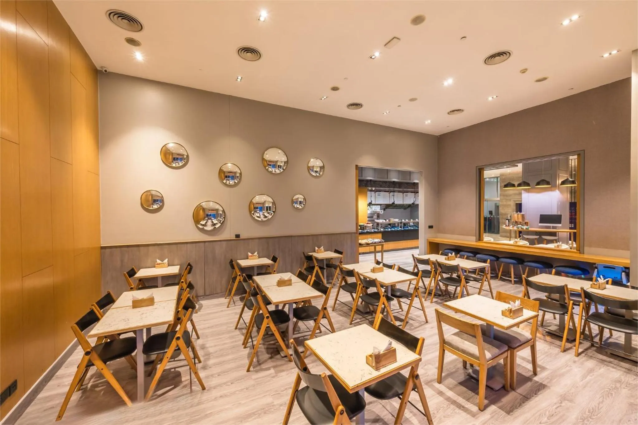 Restaurant/places to eat in Holiday Inn Express Gurugram Sector 50 by IHG