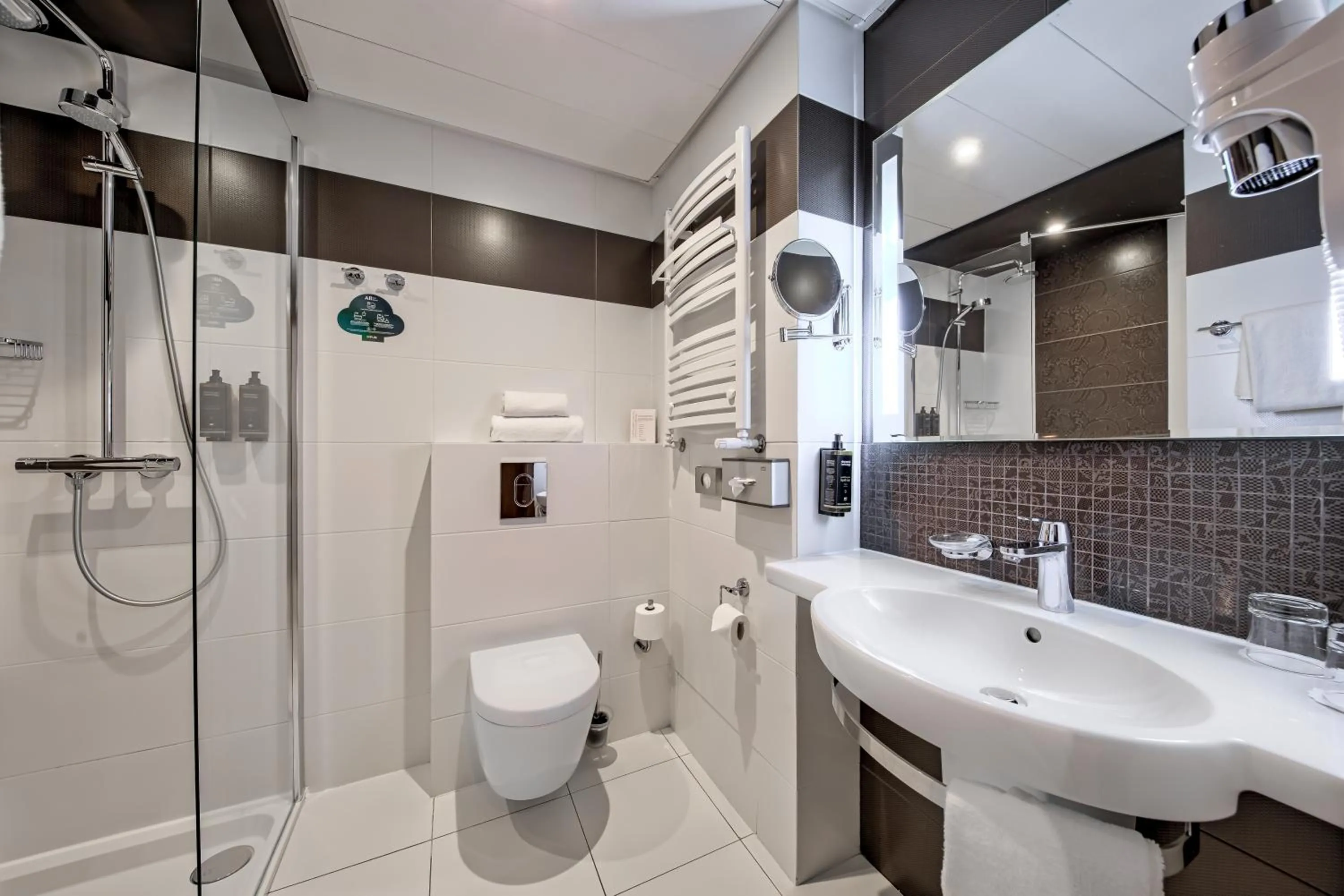 Bathroom in Mercure Bydgoszcz Sepia