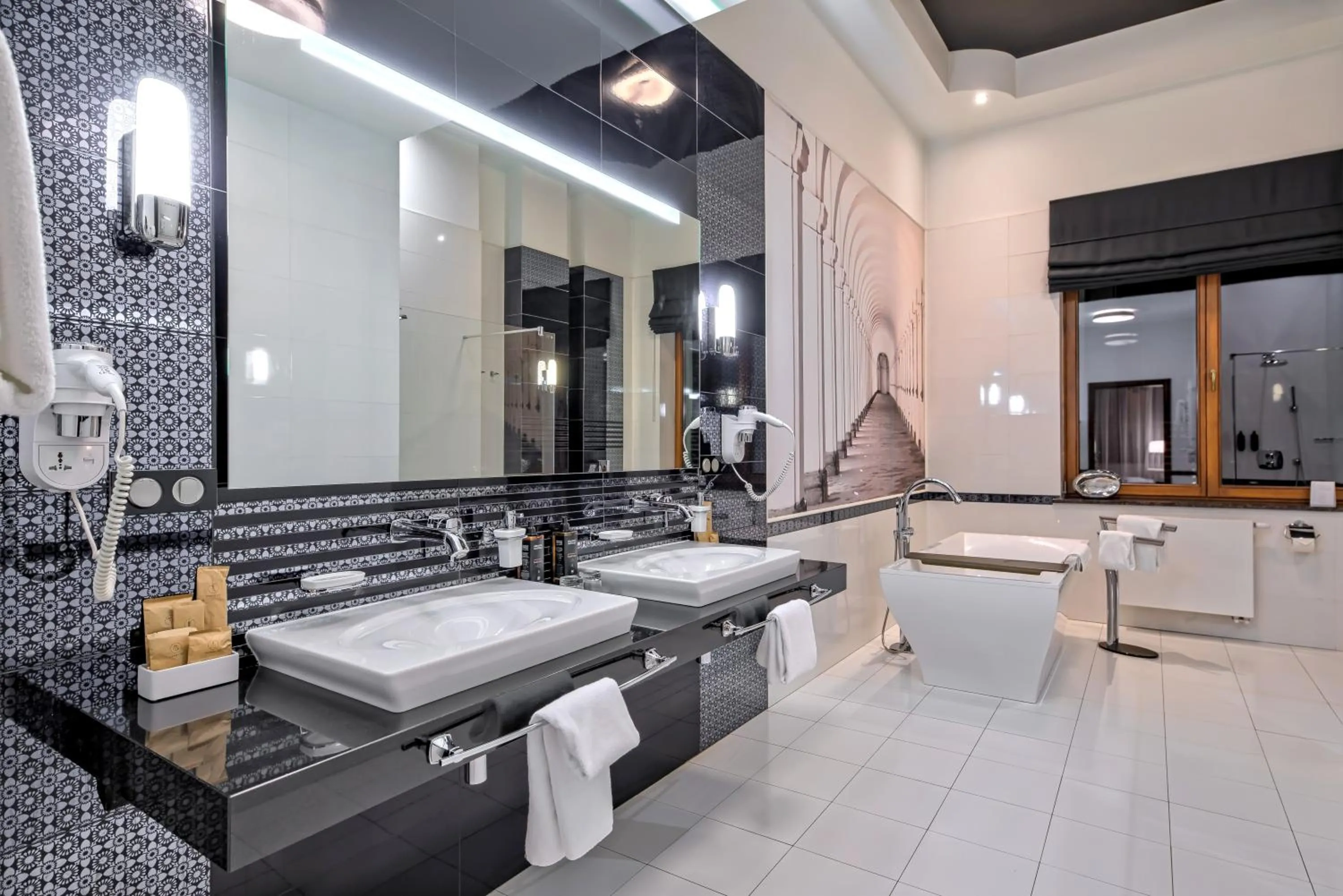 Bathroom in Mercure Bydgoszcz Sepia