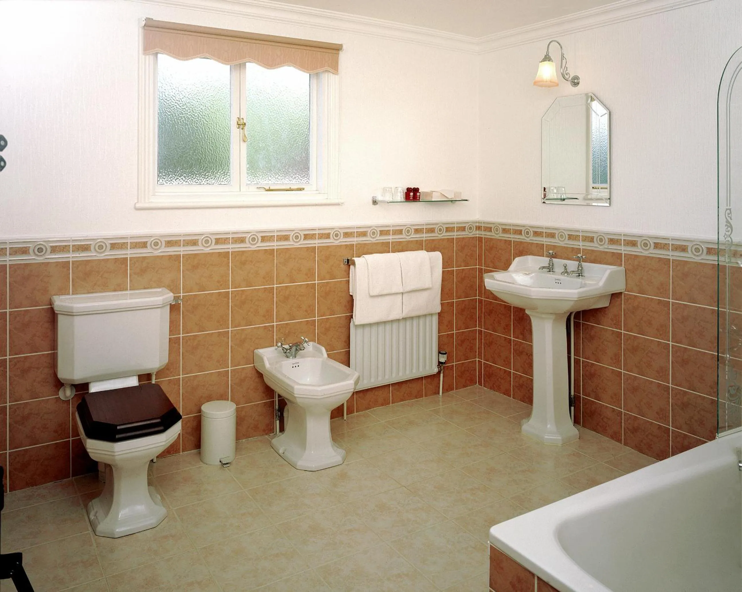 Bathroom in Arundel House Hotel