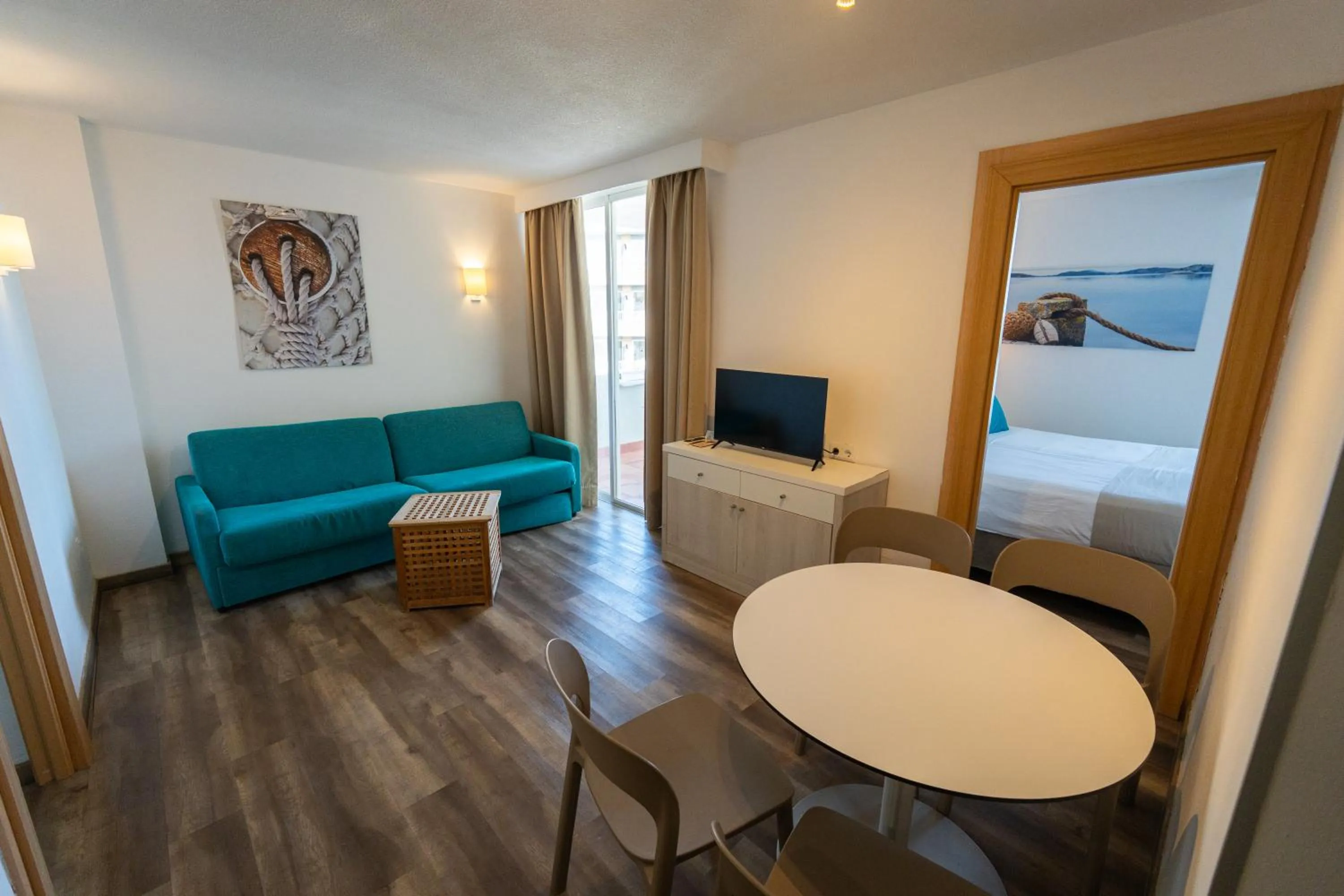 Communal lounge/ TV room in Apartamentos Vistasol