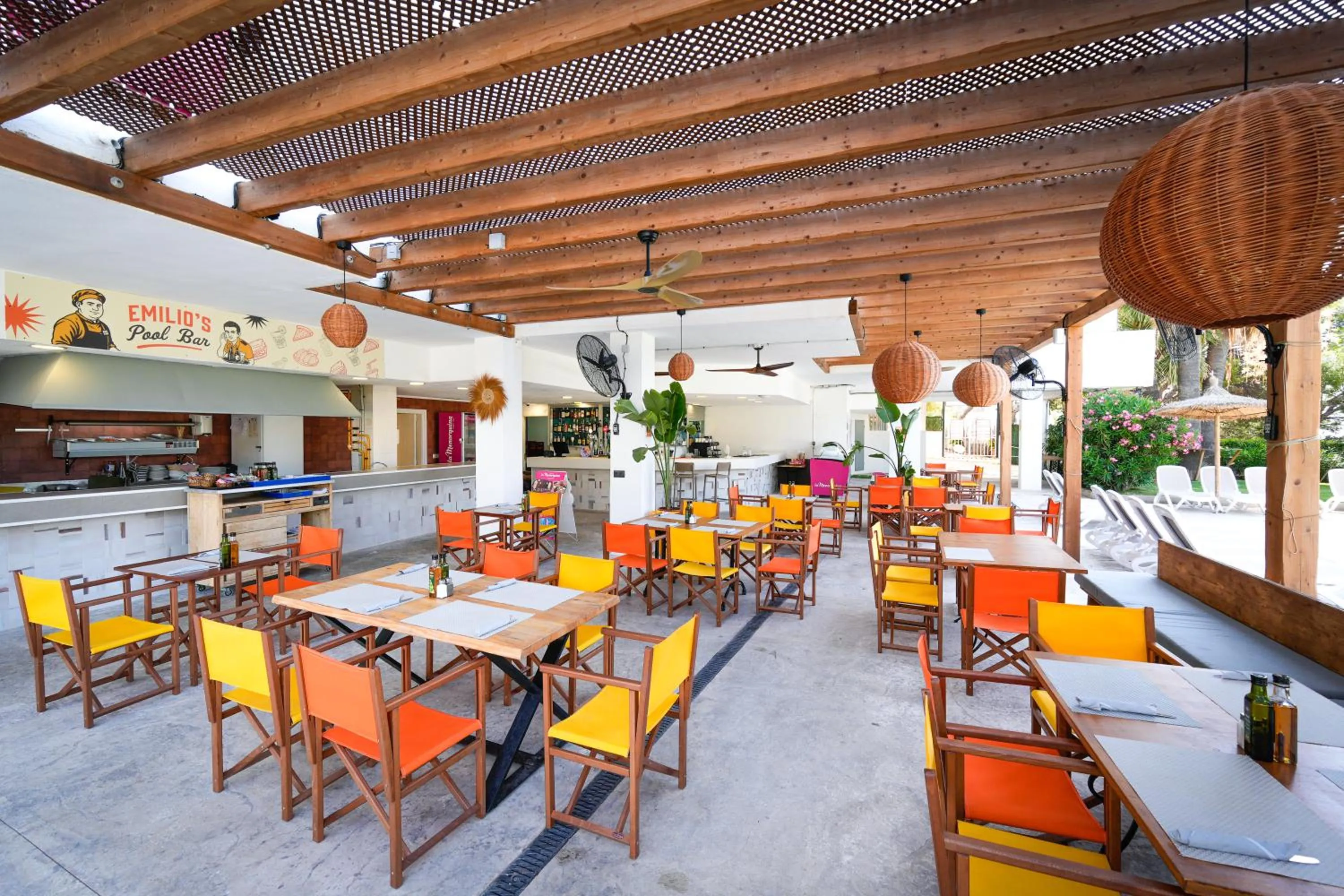 Restaurant/places to eat in Apartamentos Vistasol