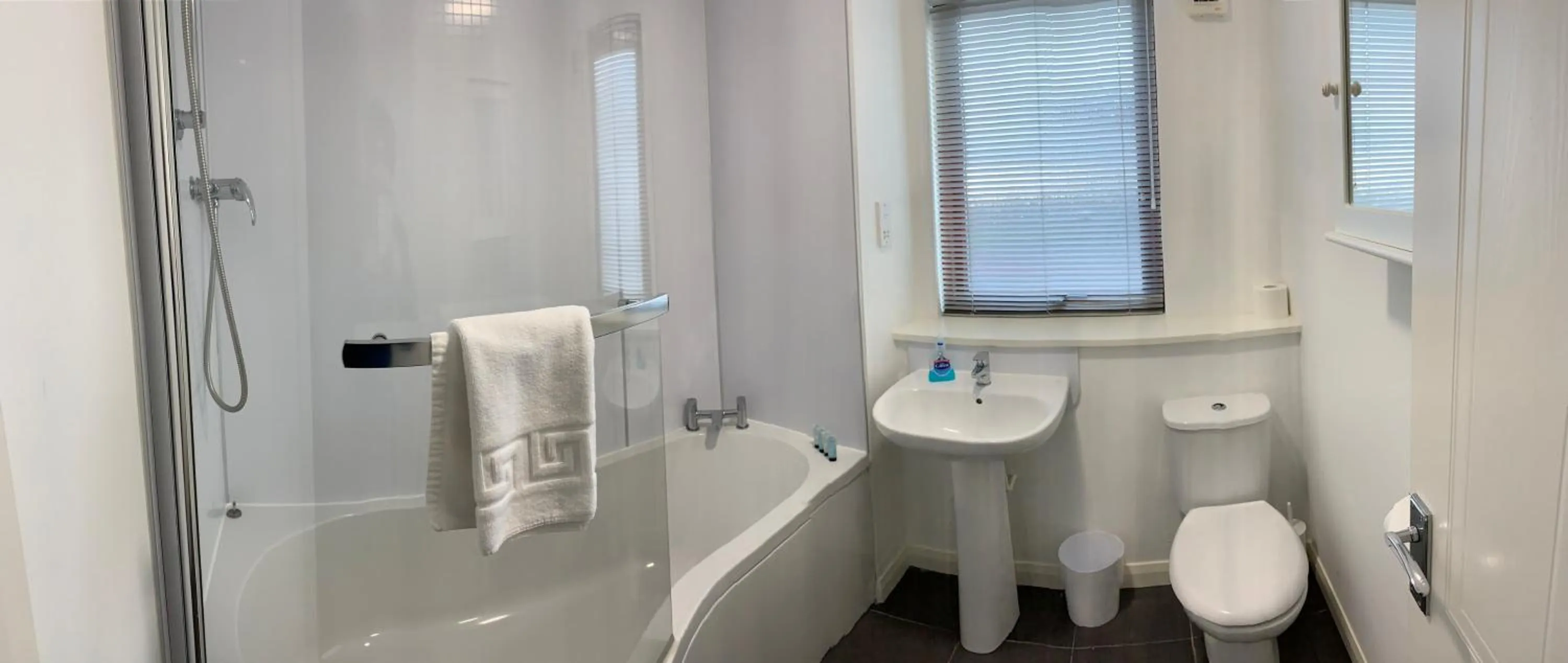 Bathroom in Aberdeen Serviced Apartments - Bloomfield