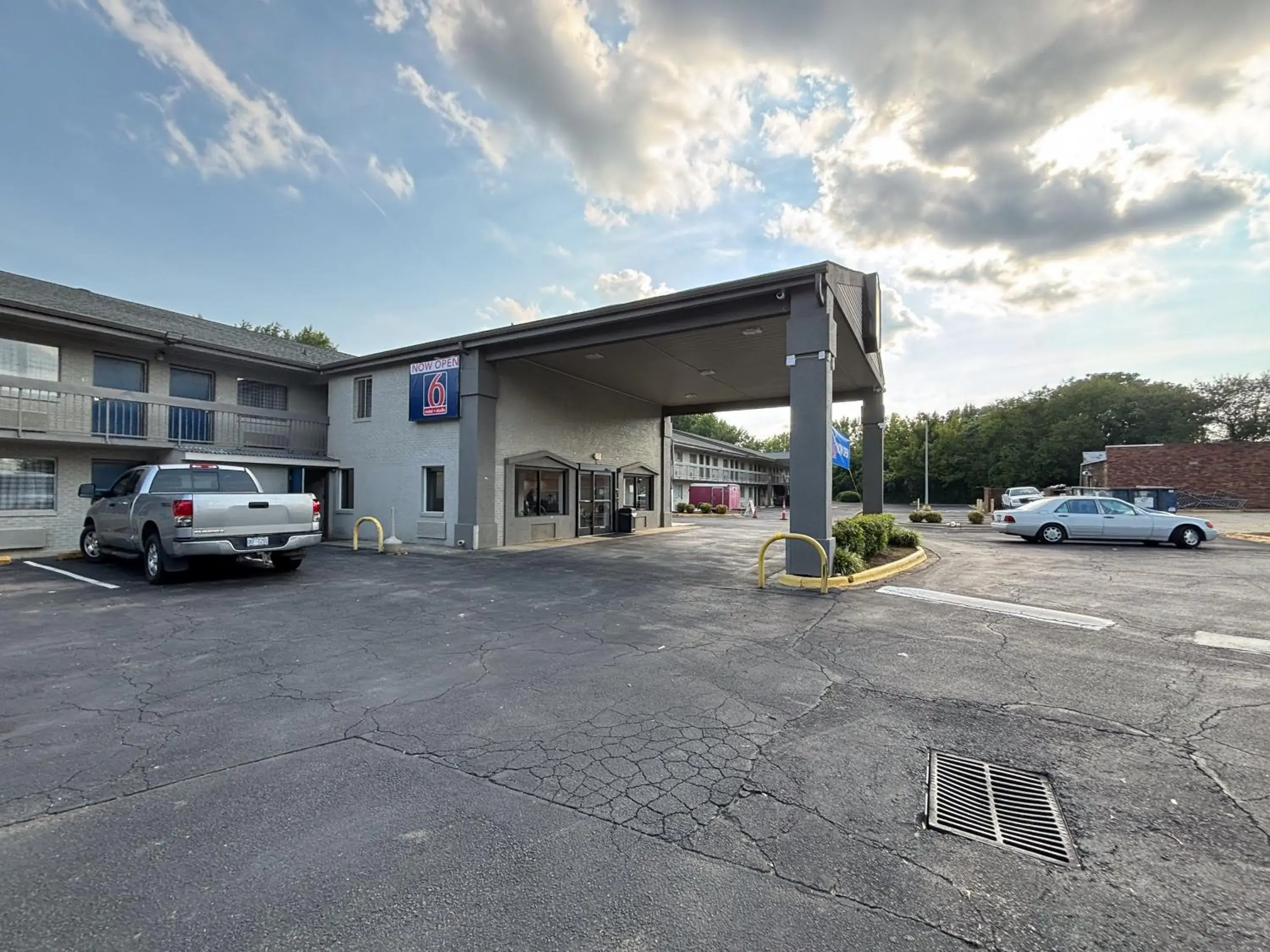 Property building in Motel 6 Charlotte, NC Northlake Property building in Motel 6 Charlotte, NC Northlake