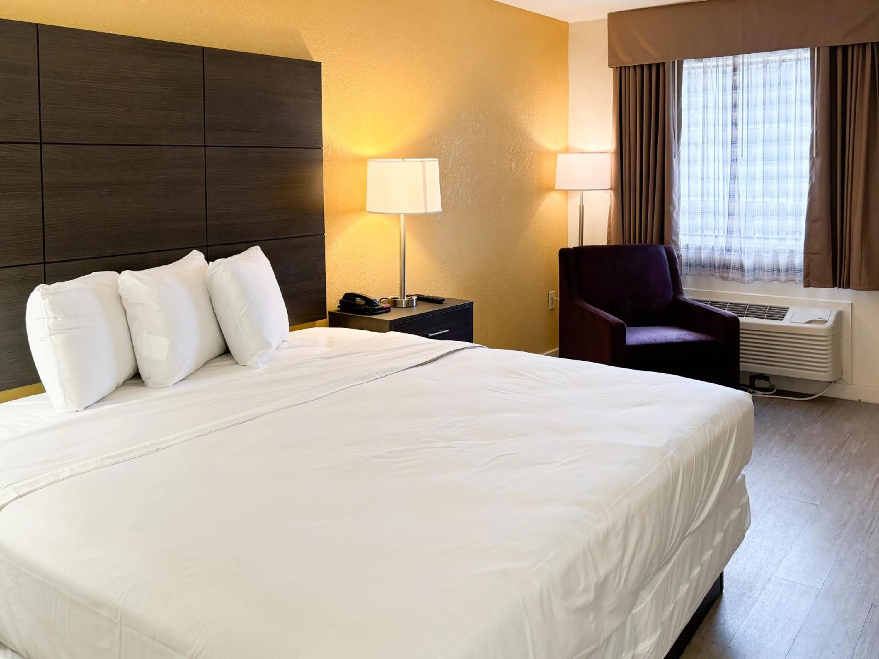 Photo of the whole room, Bed in Motel 6 Charlotte, NC Northlake