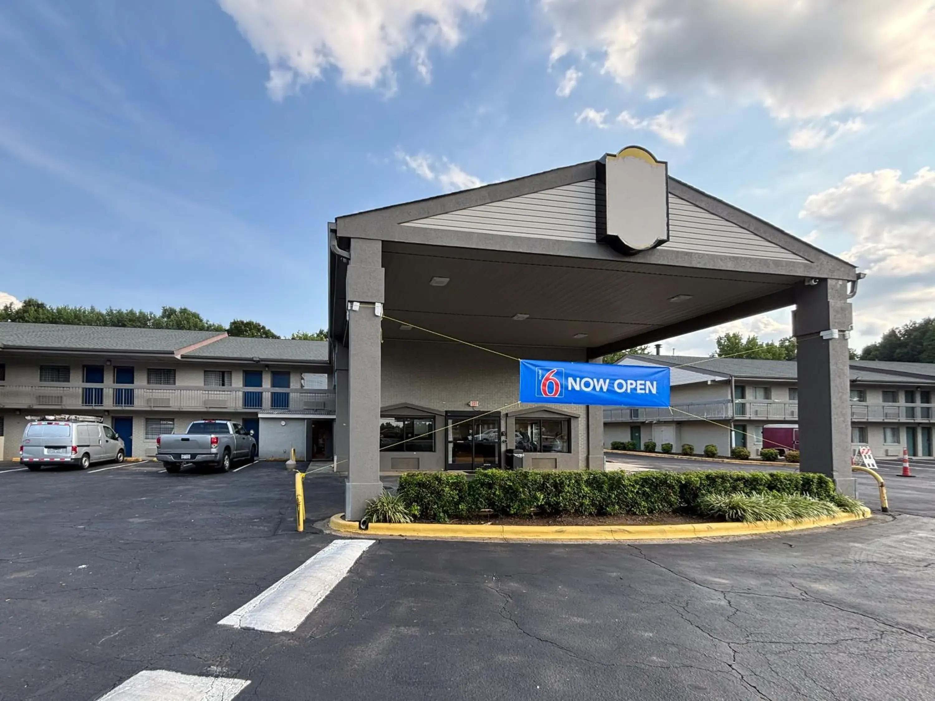 Property building in Motel 6 Charlotte, NC Northlake Property building in Motel 6 Charlotte, NC Northlake